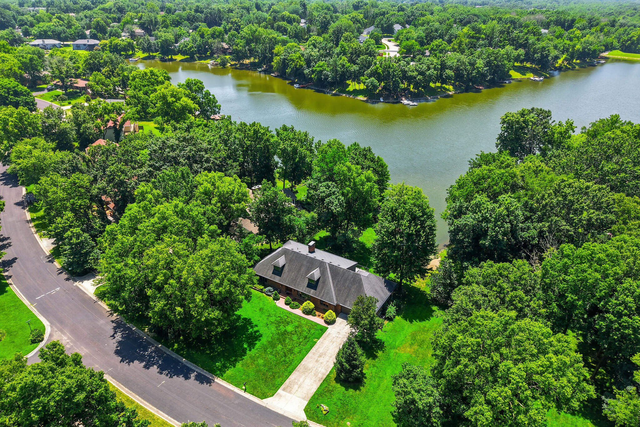 528 N CEDAR LAKE DR