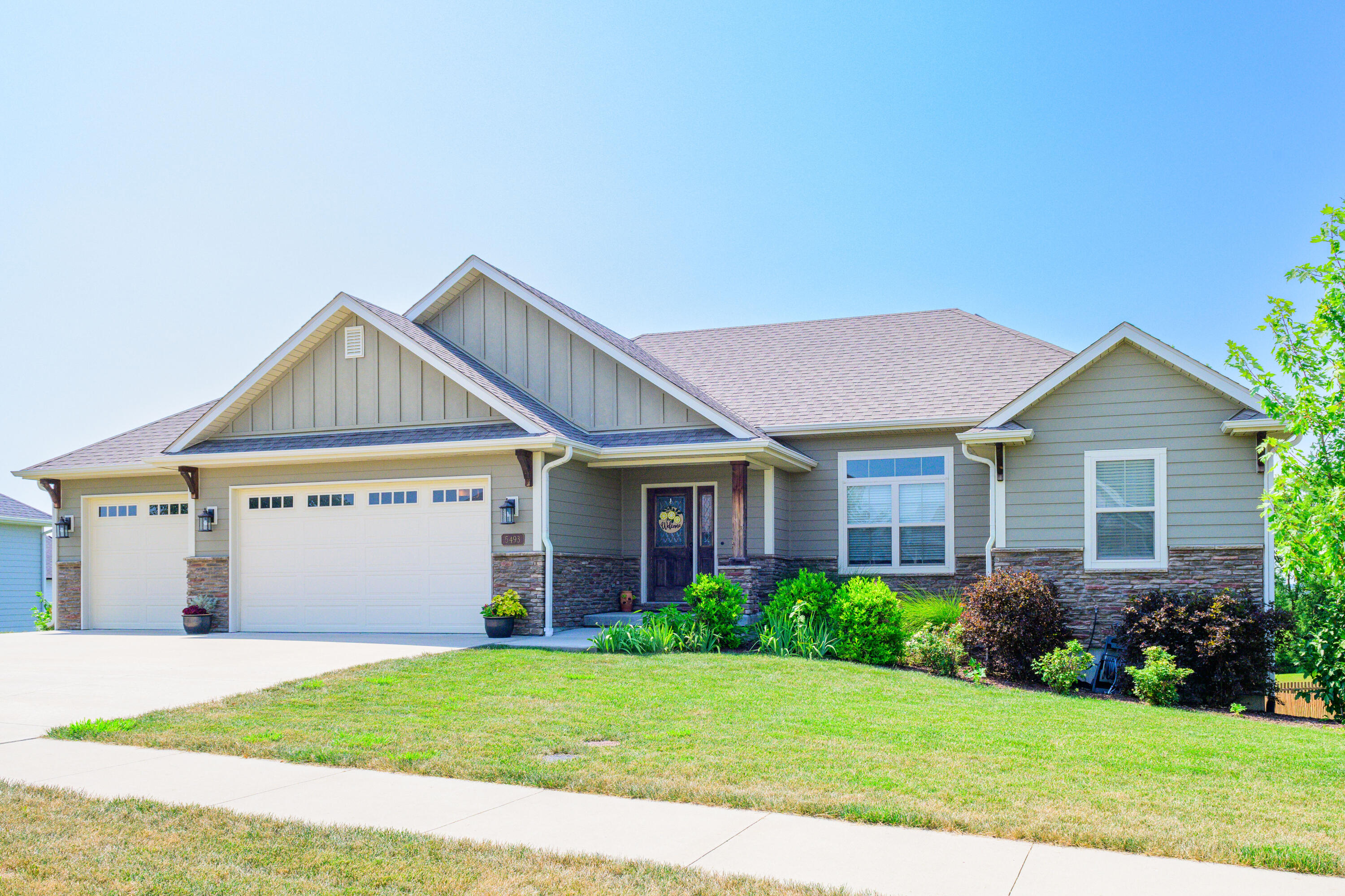 5493 Diversey Rdg Property Photo 2
