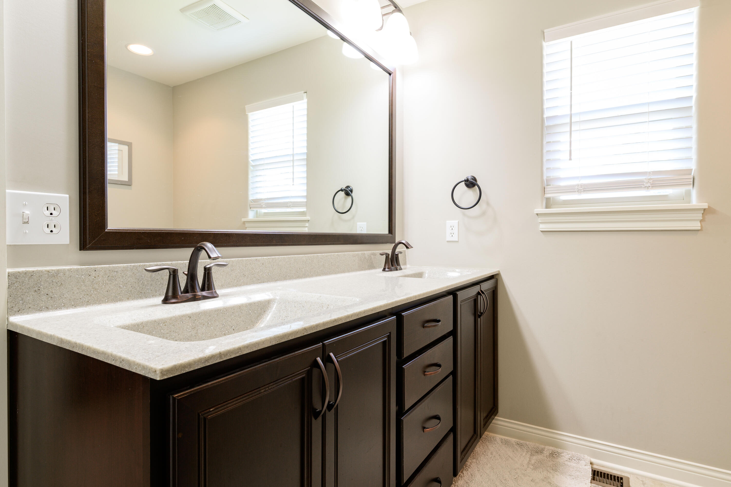 5493 Diversey Rdg Property Photo 25