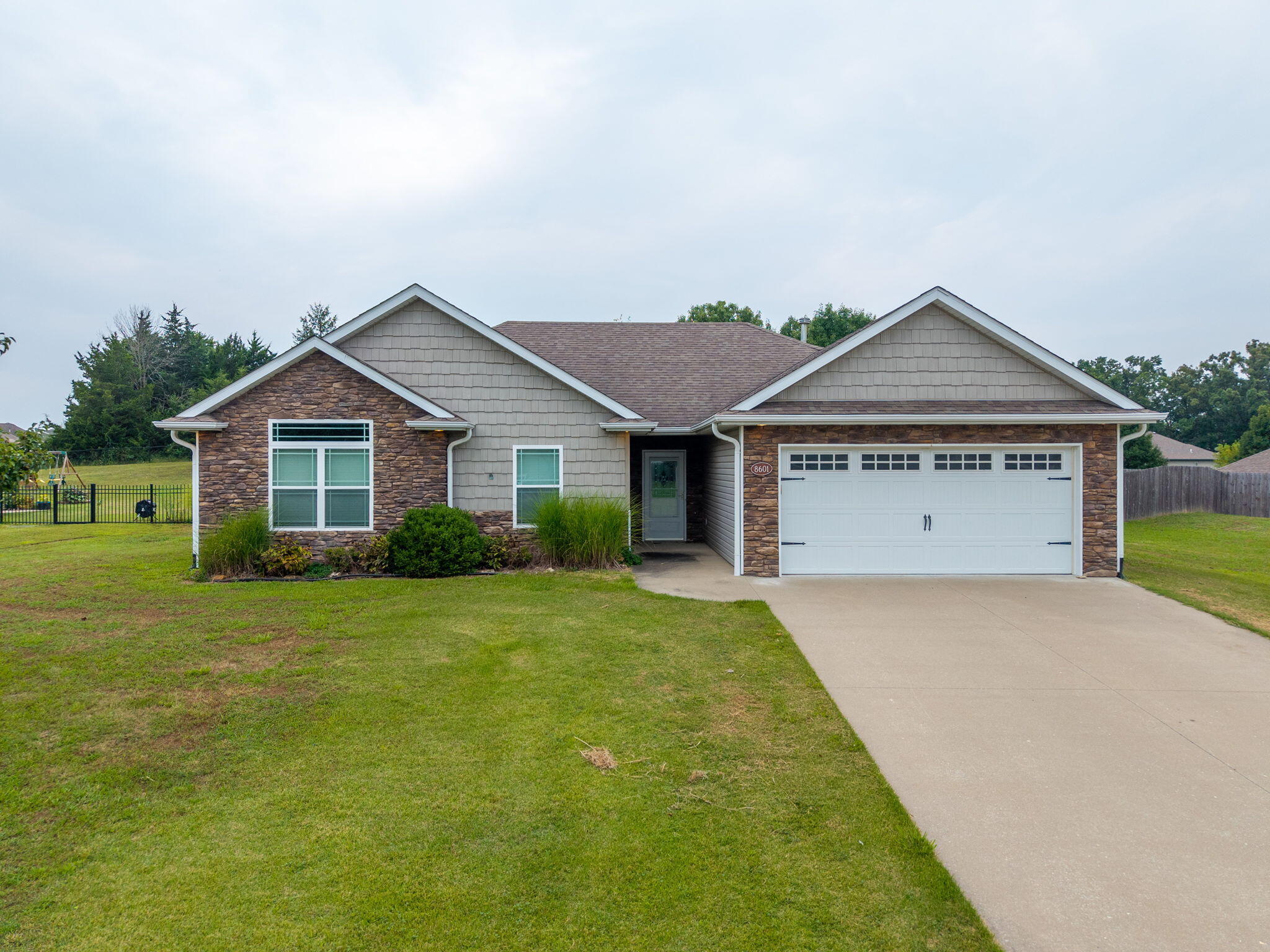 8601 N EMMA LN