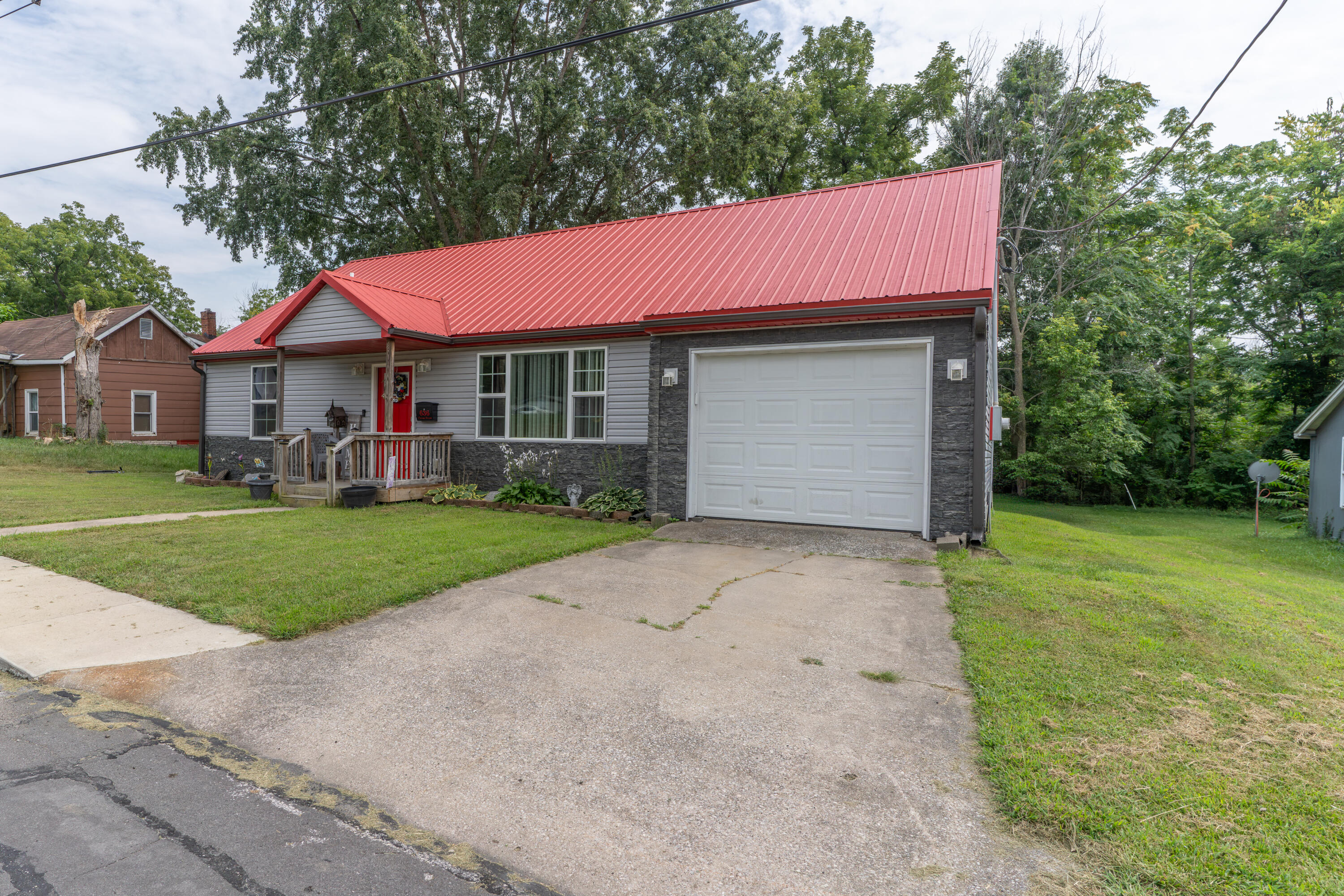 636 Farror St Property Photo 2