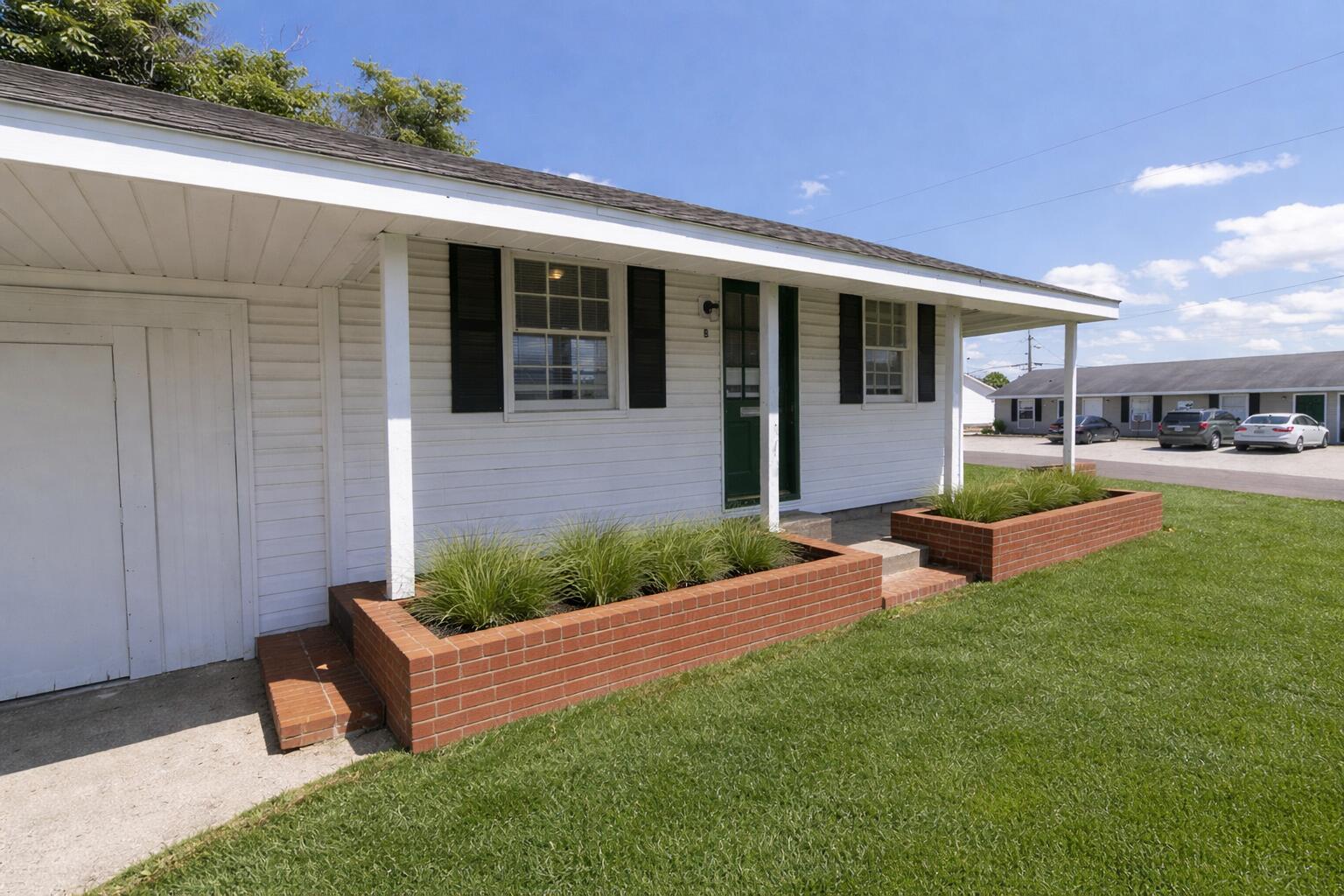 7460 N WADE SCHOOL RD B Property Photo 1