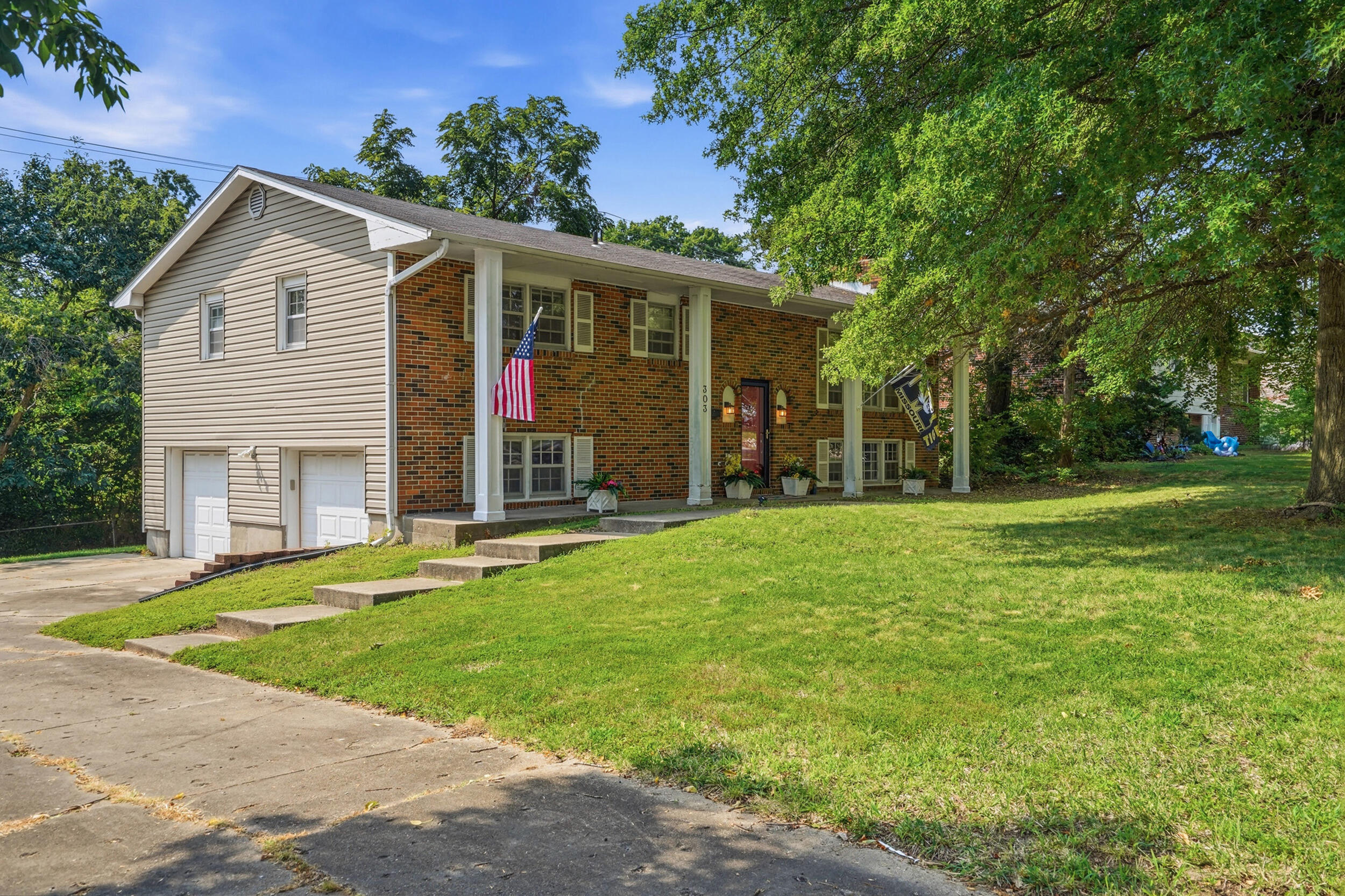 303 W Briarwood Ln Property Photo 1