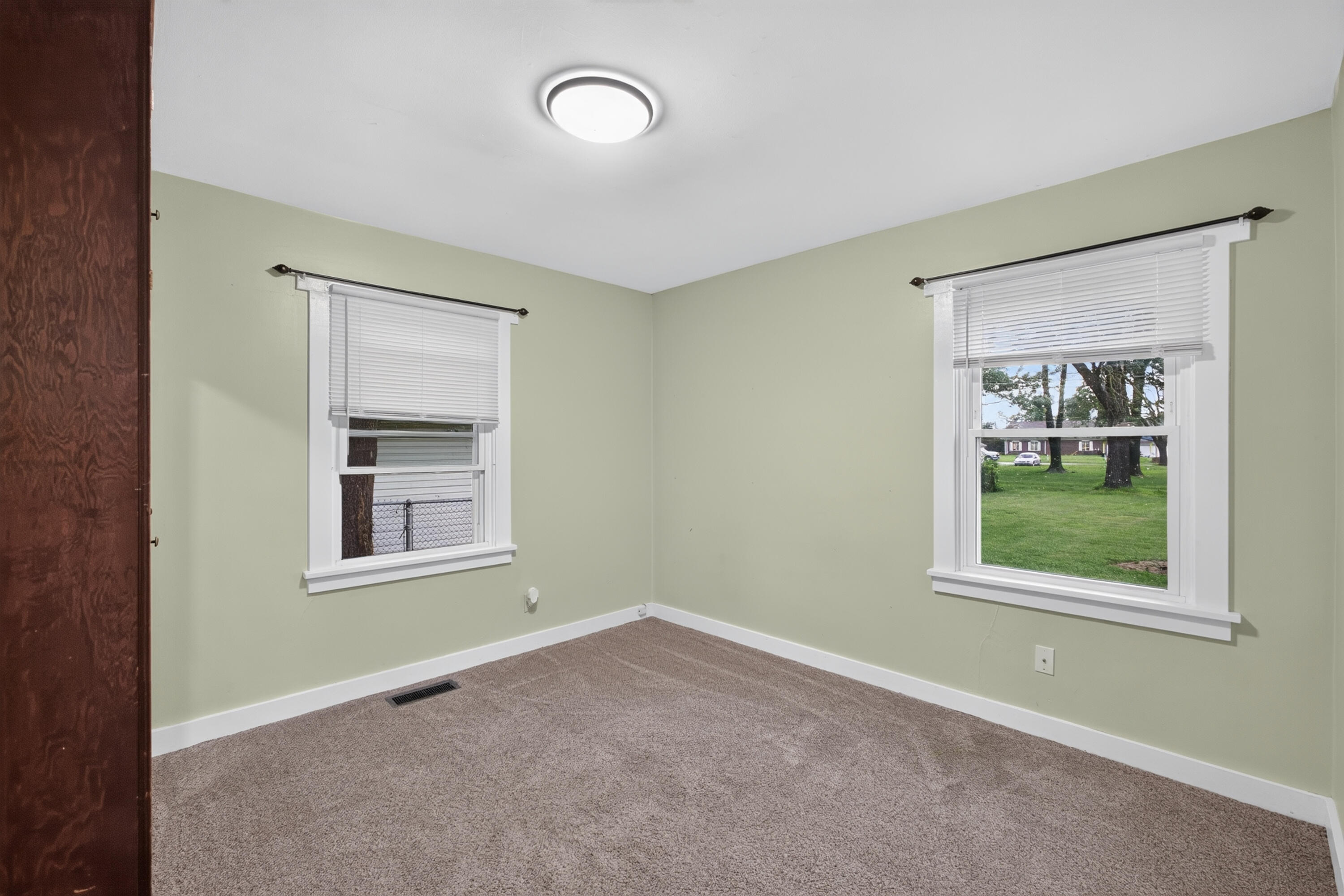515 E Booth St Property Photo 12