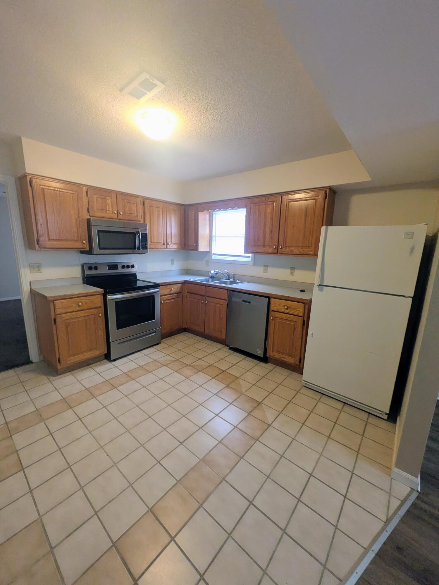32 N Cedar Lake Dr Property Photo 5
