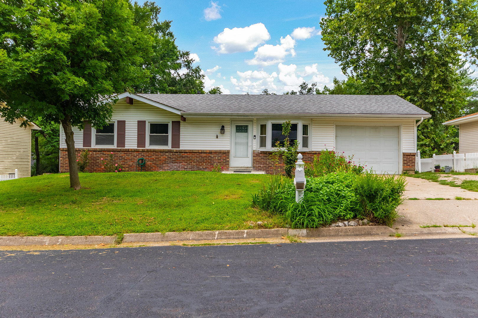 7 E Alhambra Dr Property Photo 2