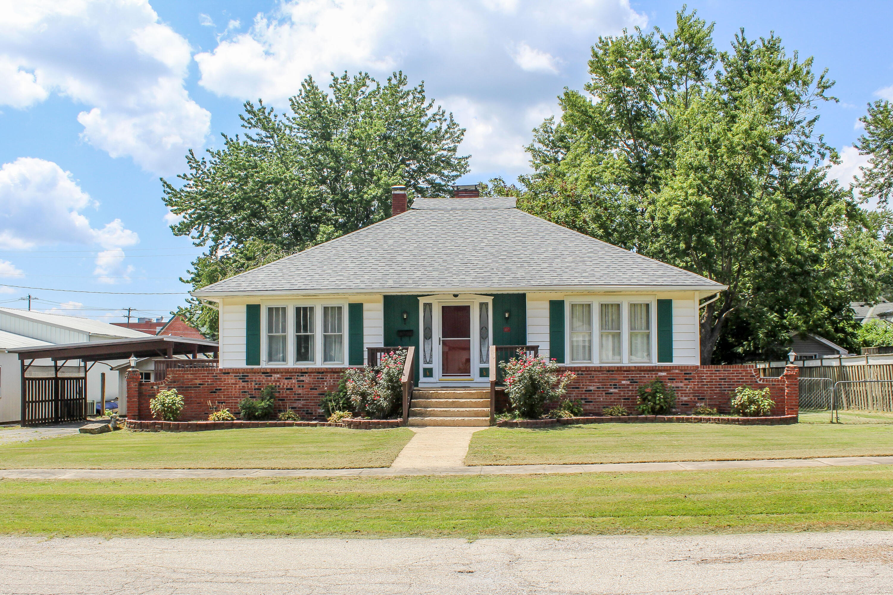 107 N LEEDS AVE
