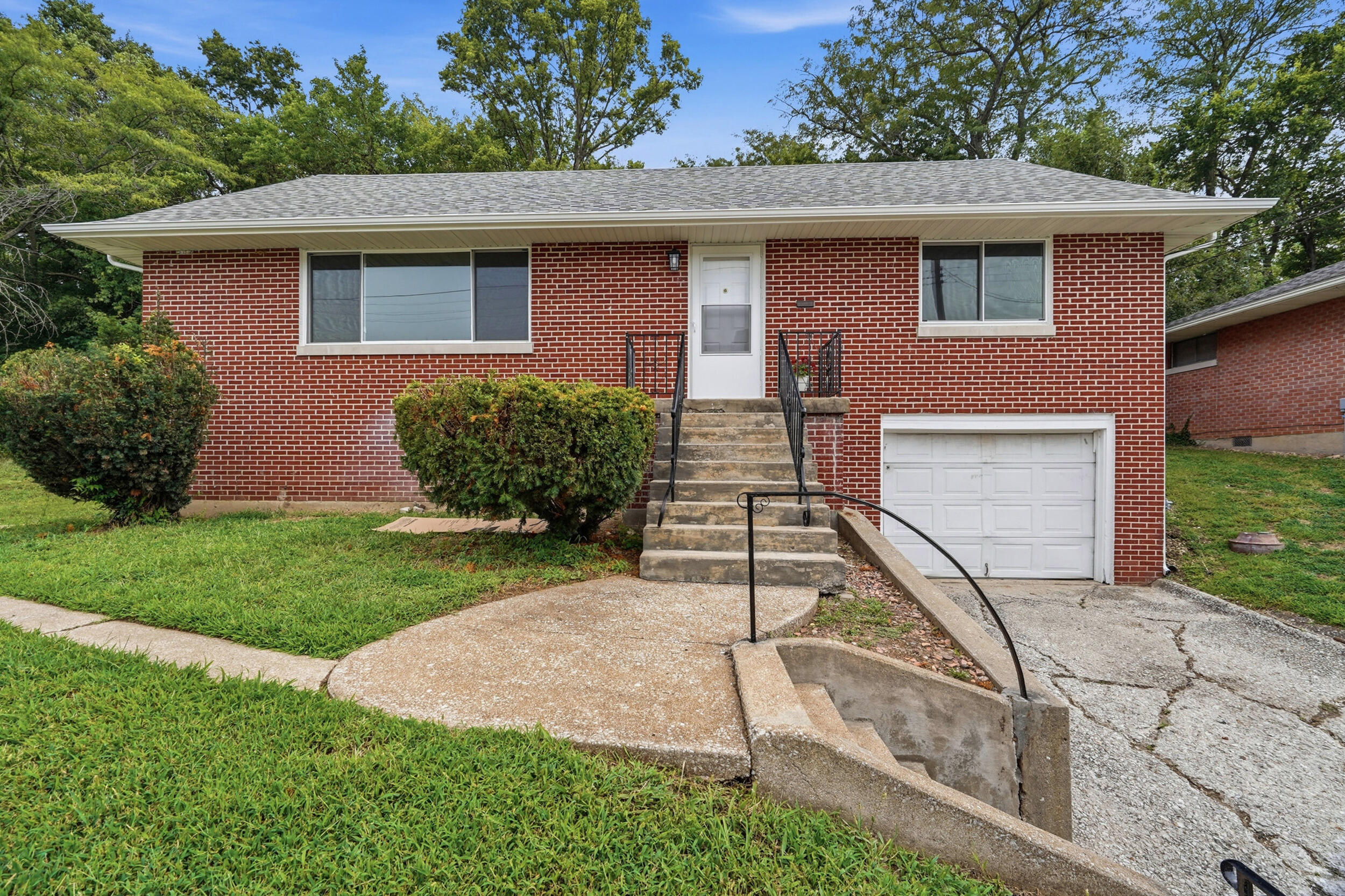 811 E DUNKLIN ST Property Photo 1