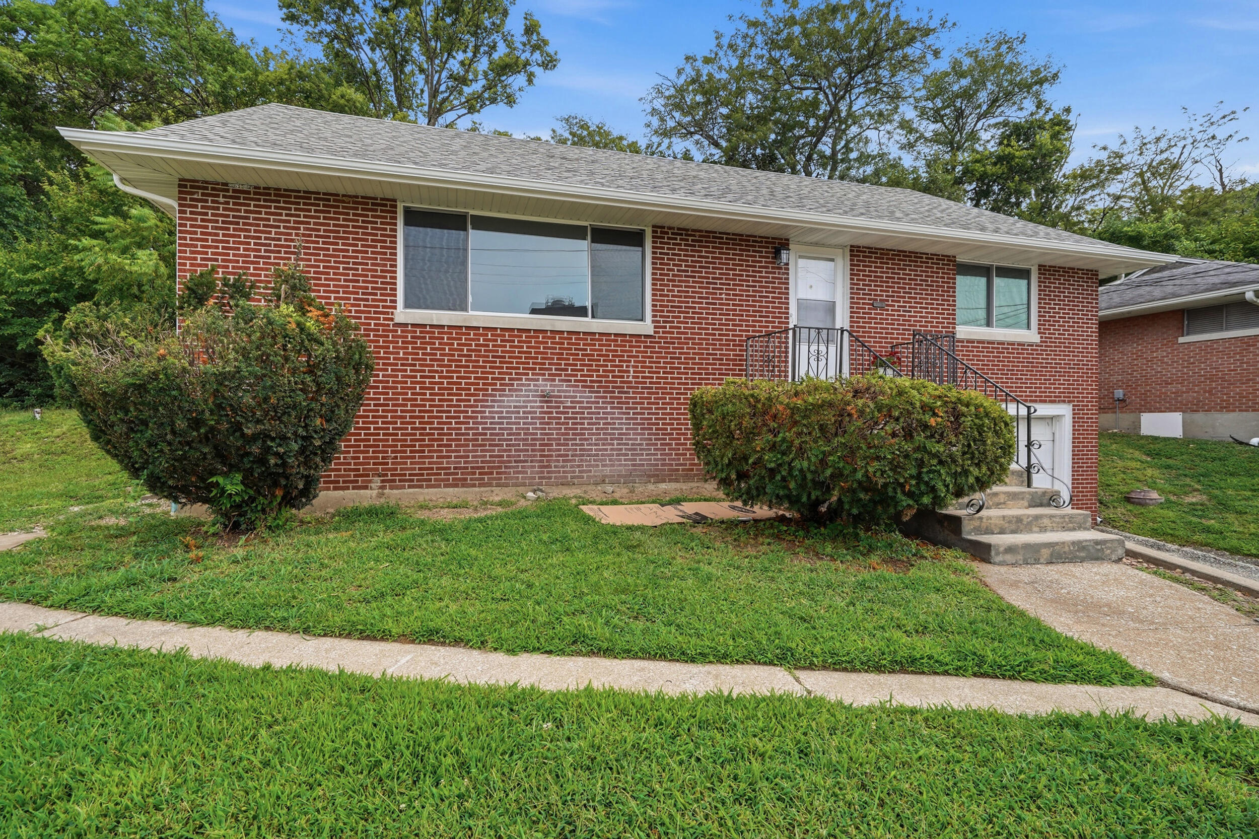 811 E Dunklin St Property Photo 2