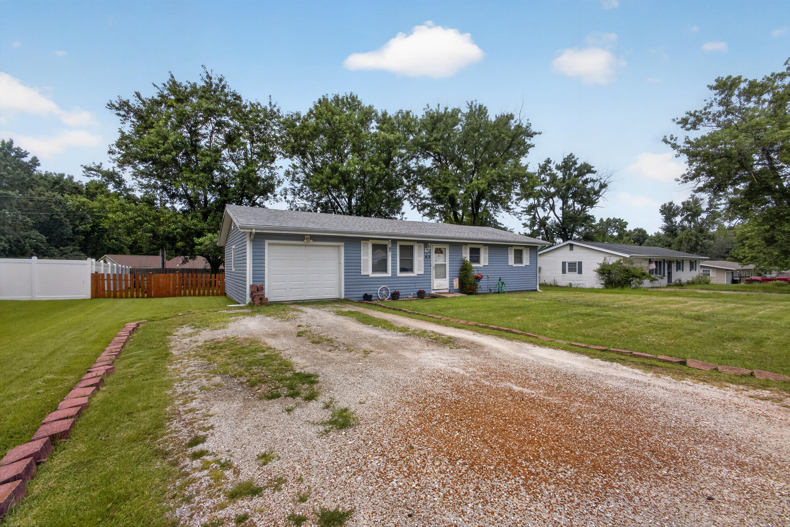 406 Meadow Ln Property Photo 2