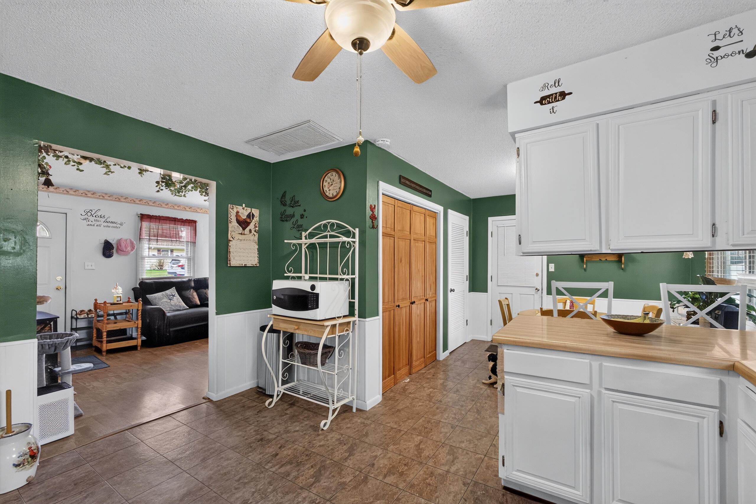 406 Meadow Ln Property Photo 8