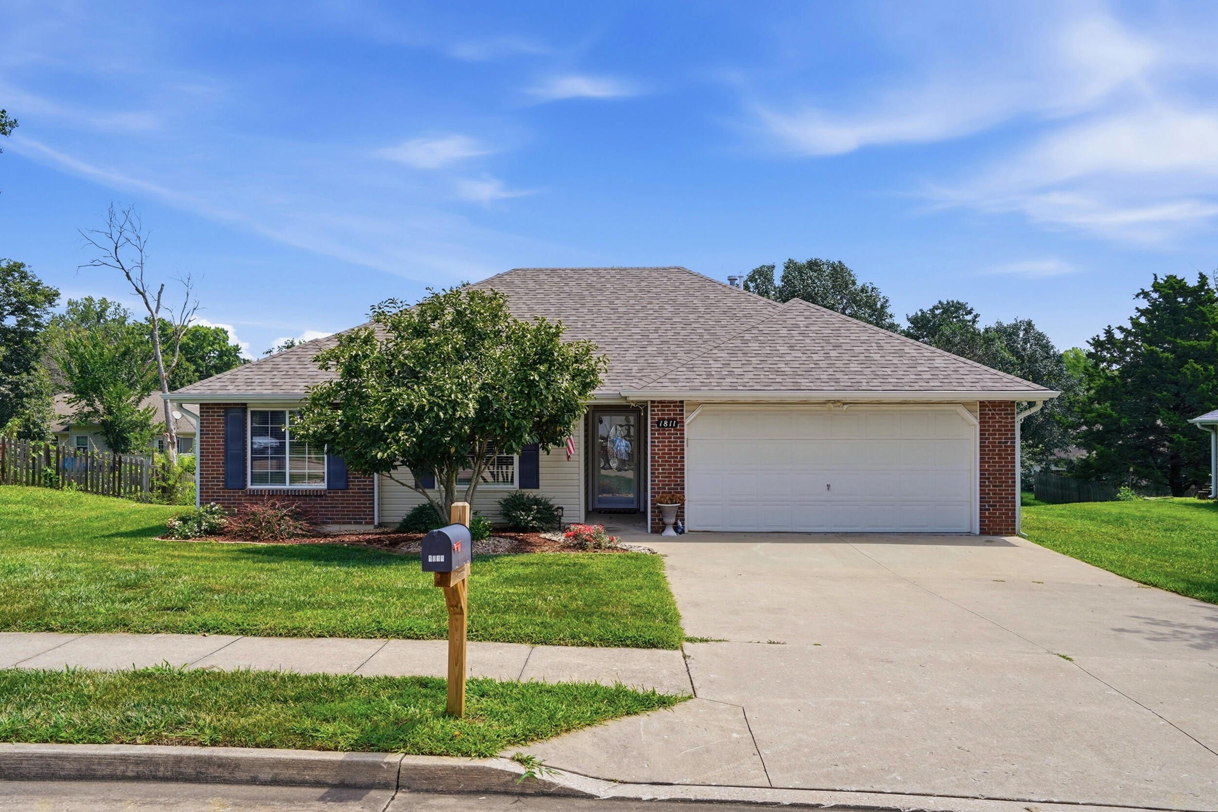 1811 N CHARLESTON CIR Property Photo 1