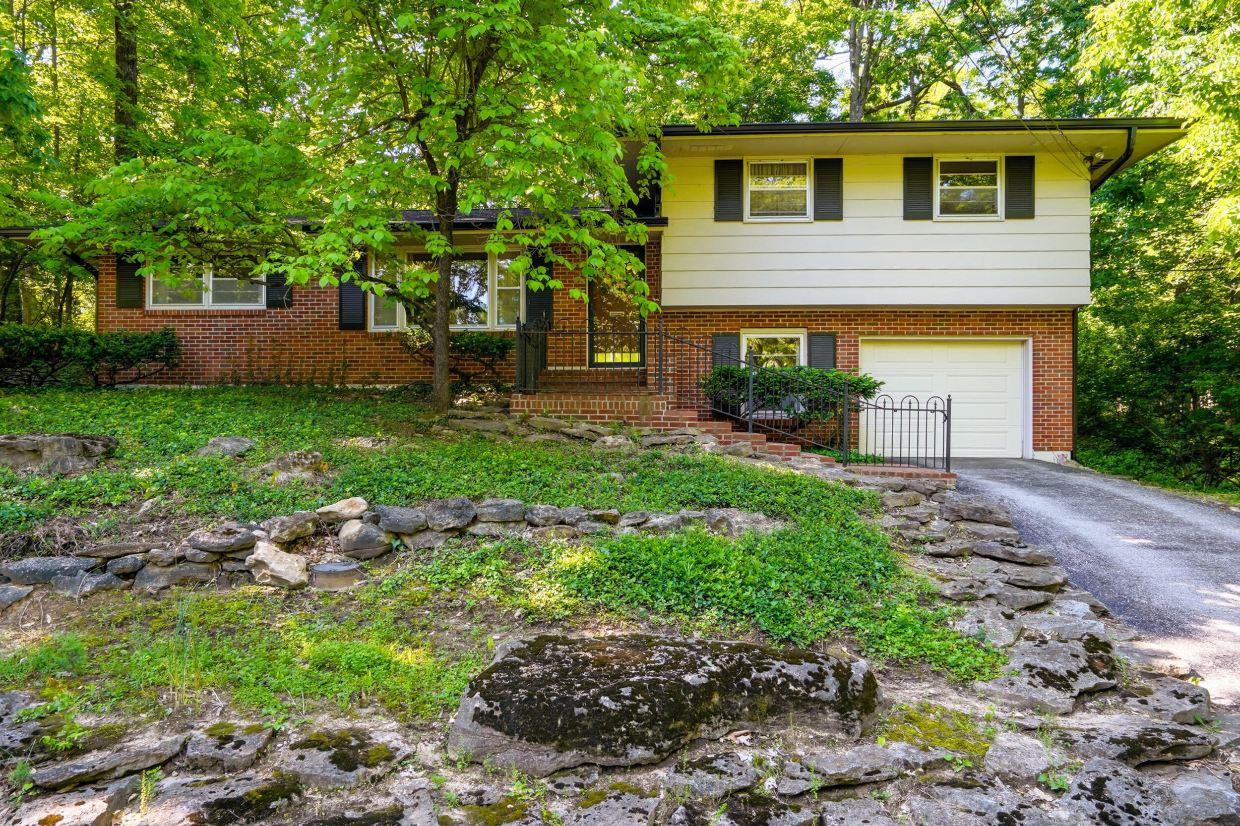 812 VALLEY CT Property Photo 1