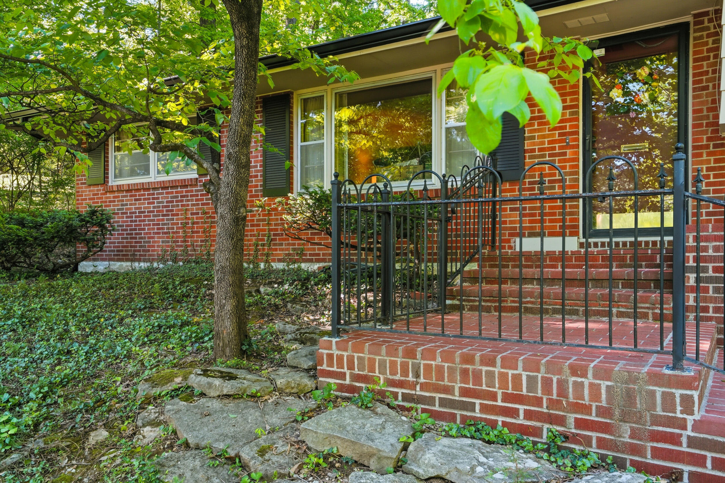 812 Valley Ct Property Photo 3