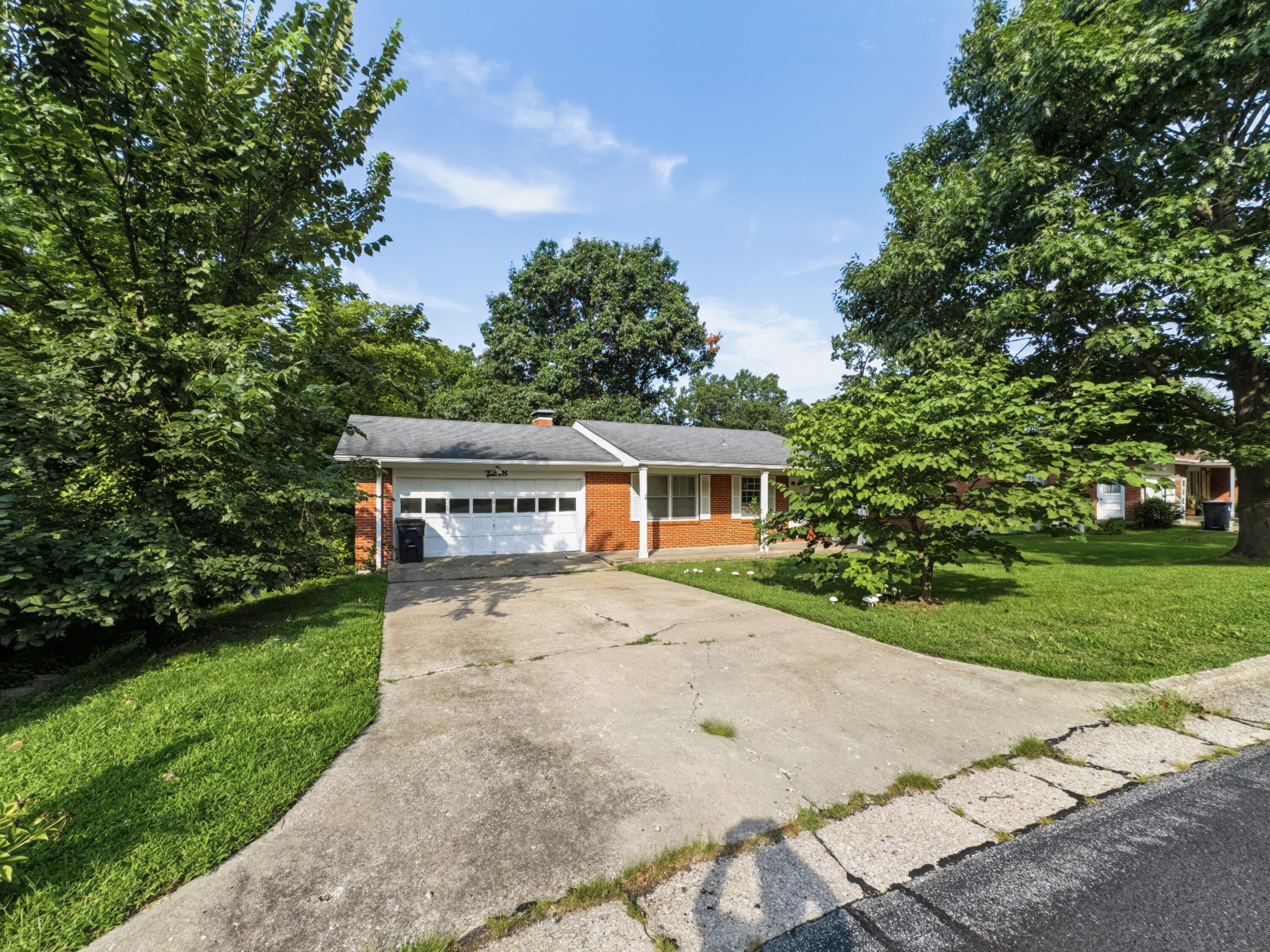 2218 Bluff Blvd Property Photo 2