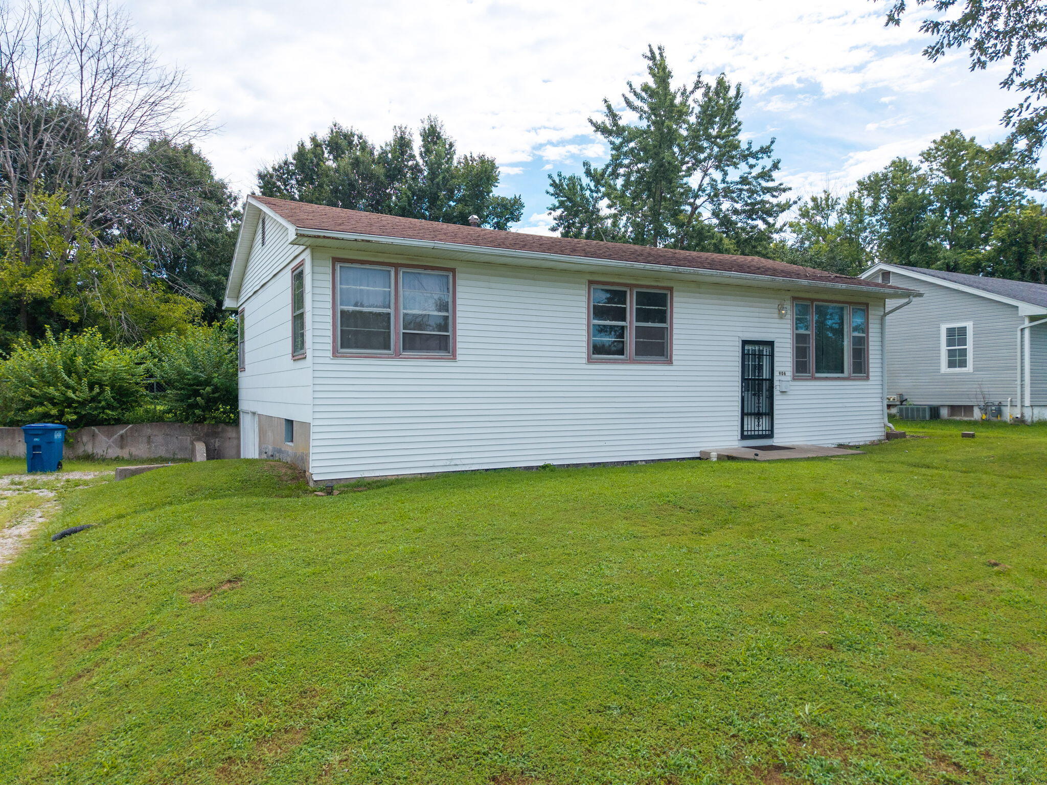 906 E Morningside Dr Property Photo 1
