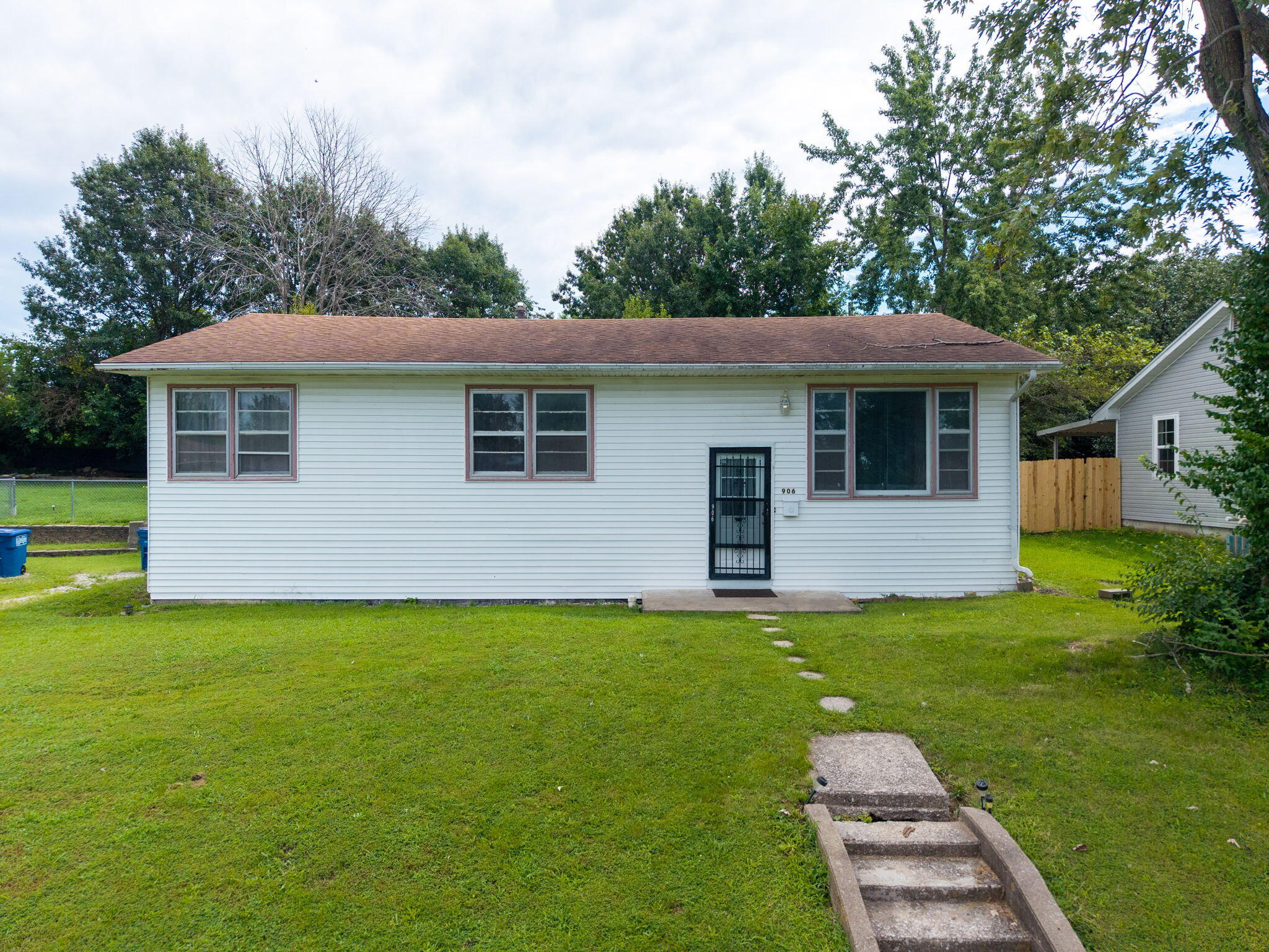 906 E Morningside Dr Property Photo 3