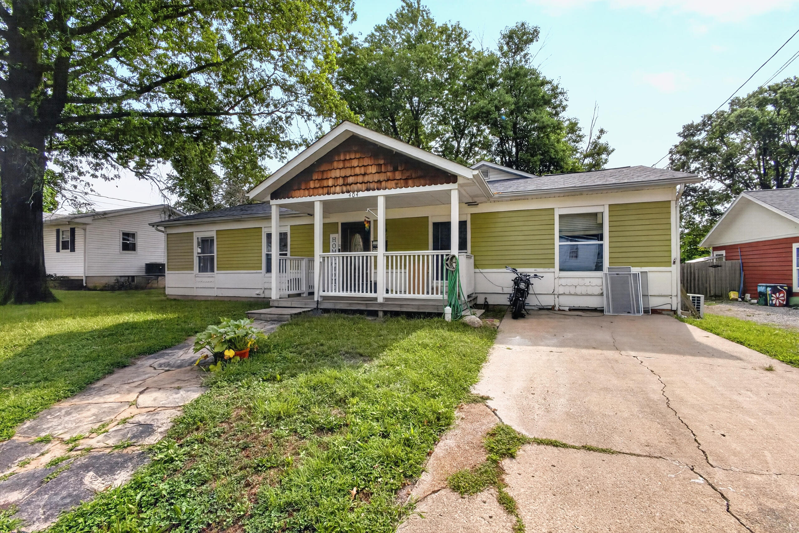 404 S Abat St Property Photo 1