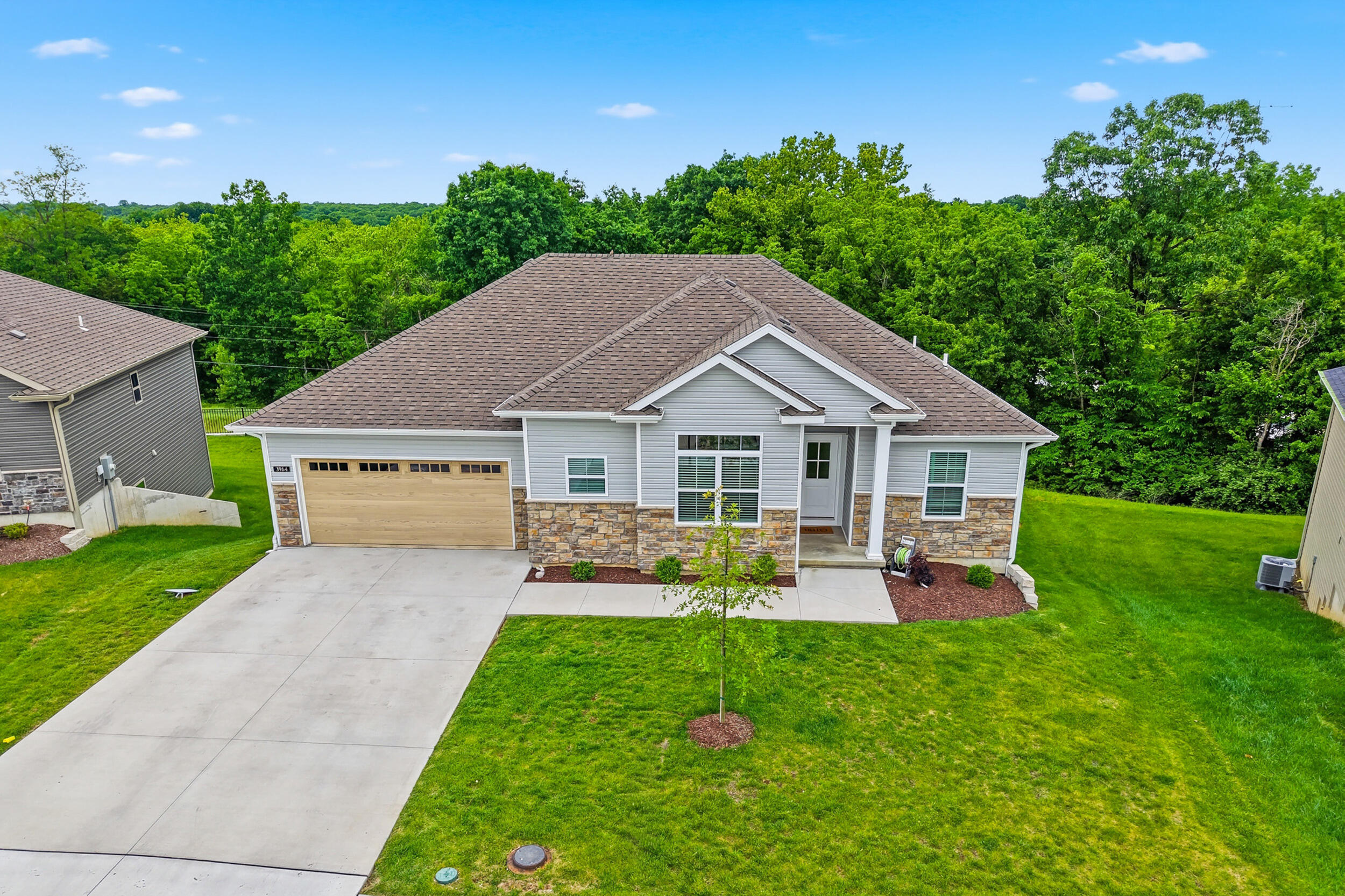 3964 CLYDESDALE DR