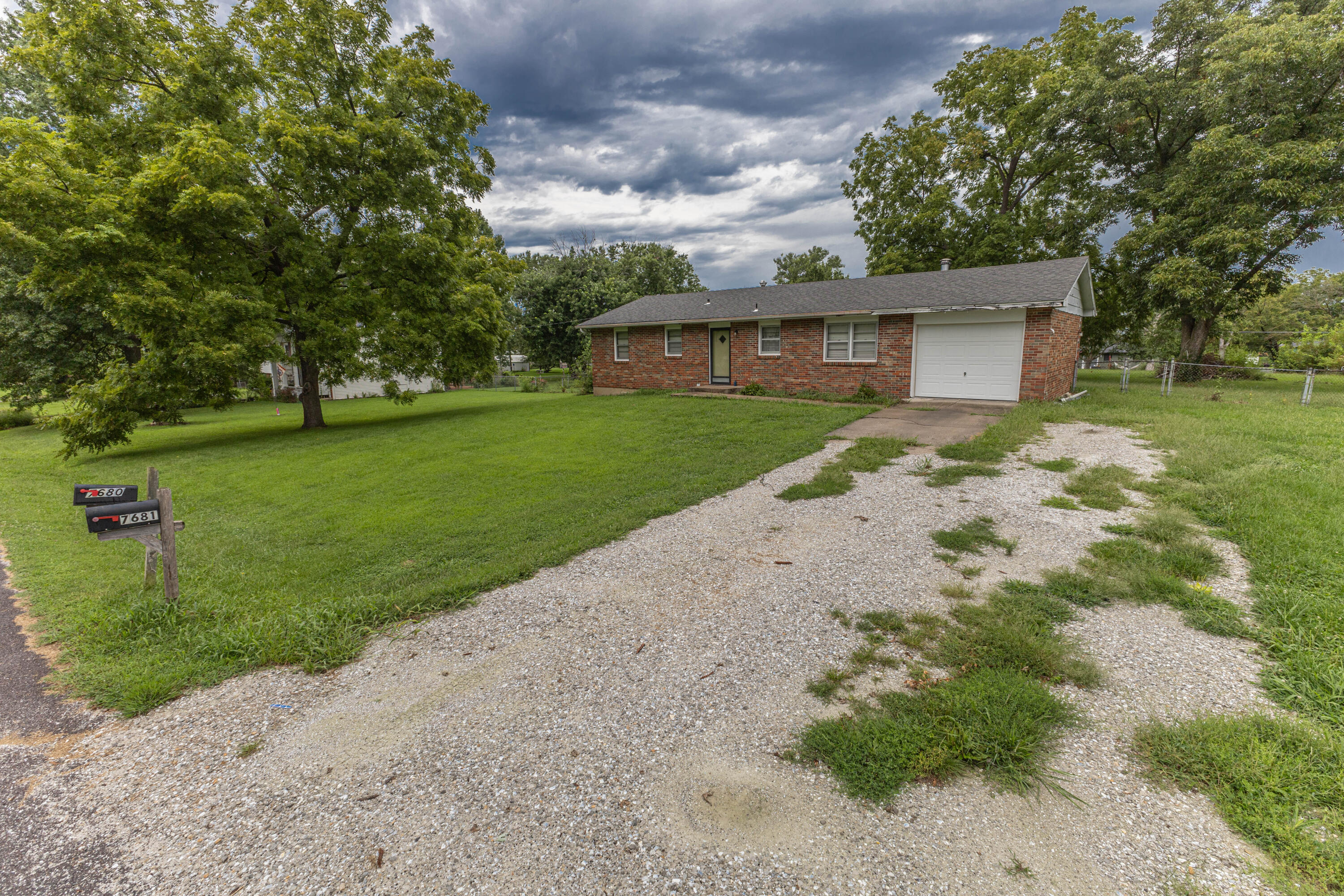 7681 E PARKLANE DR