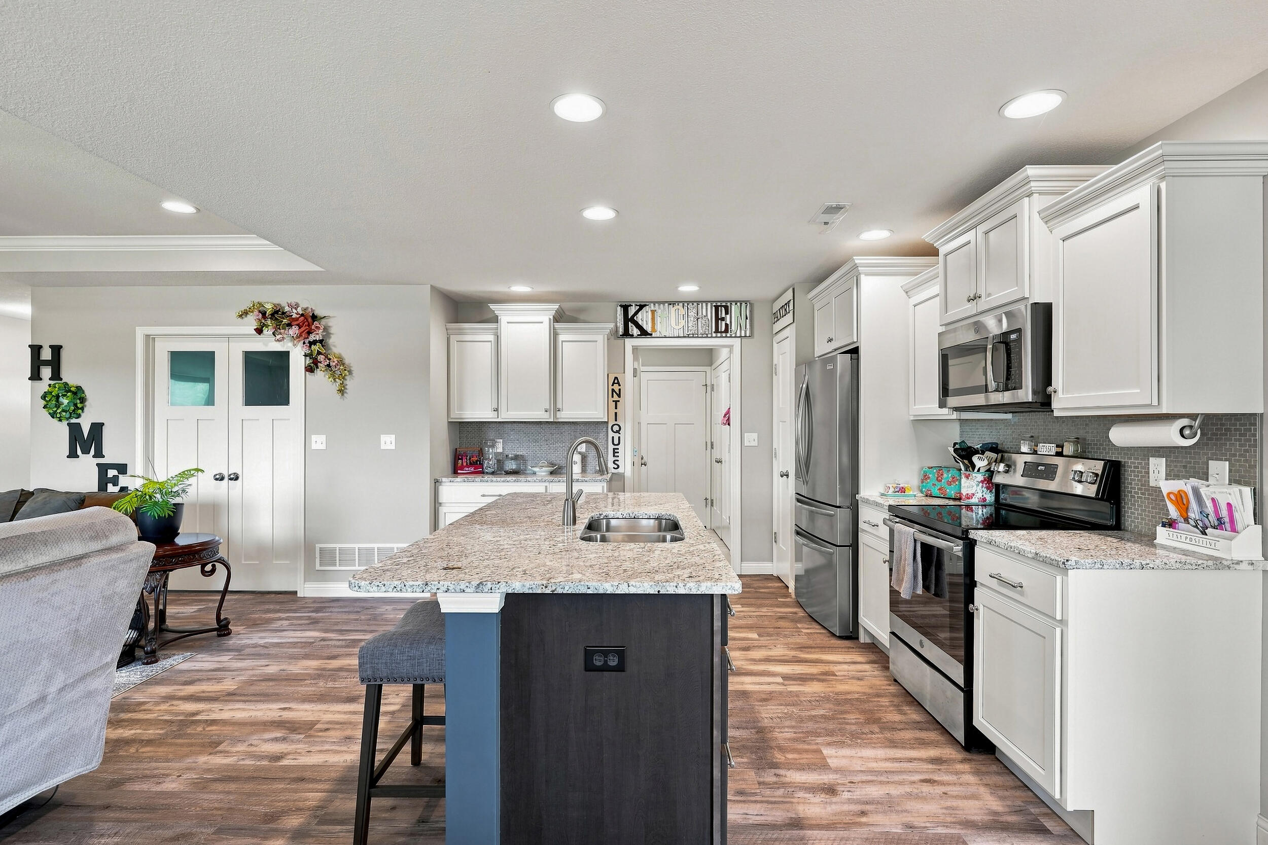 15791 Bennington St Property Photo 19