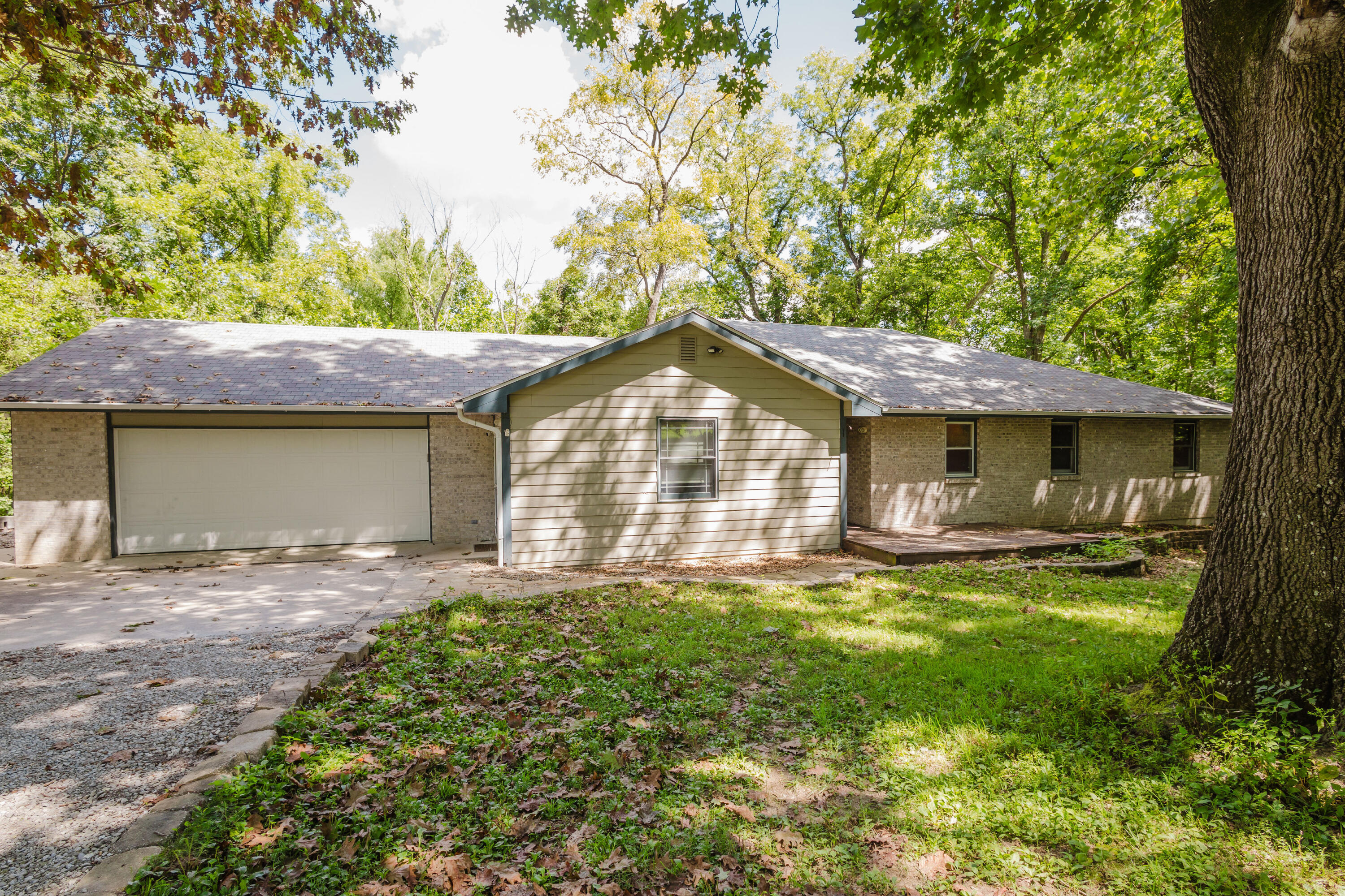 2404 S Lizzie Ln Property Photo 1
