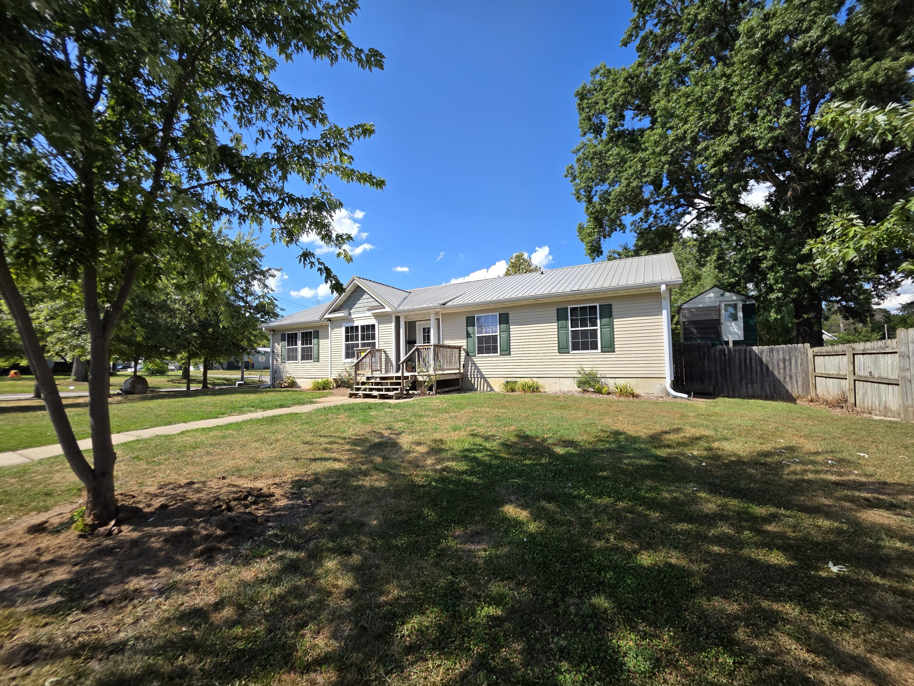 1135 W Breckenridge St Property Photo 1