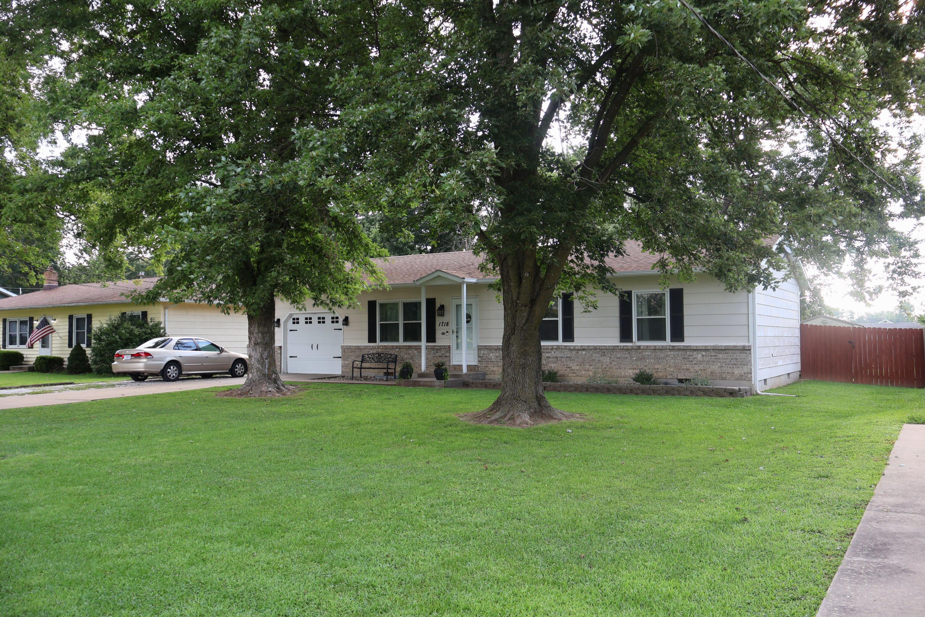 1718 Louisa Ln Property Photo 1