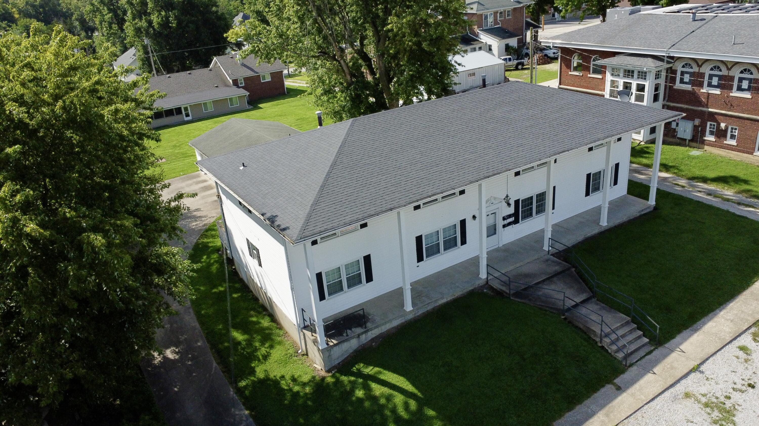 106 E Library St Property Photo 4