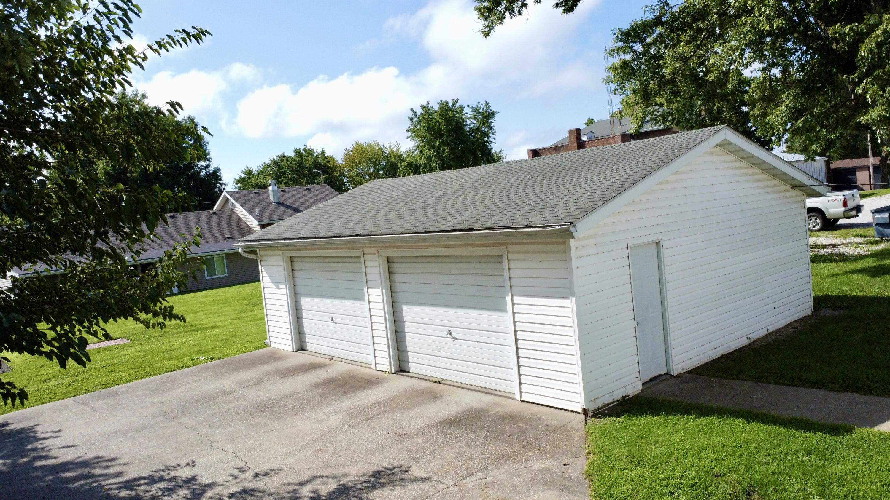 106 E Library St Property Photo 9