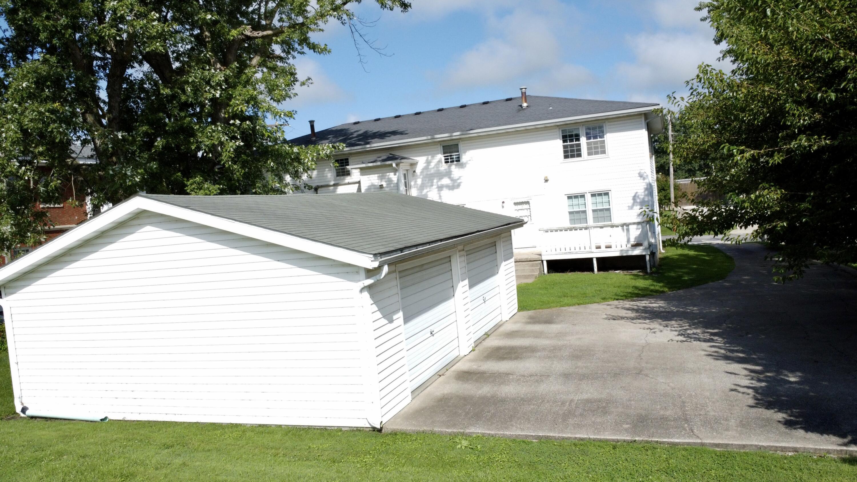 106 E Library St Property Photo 10
