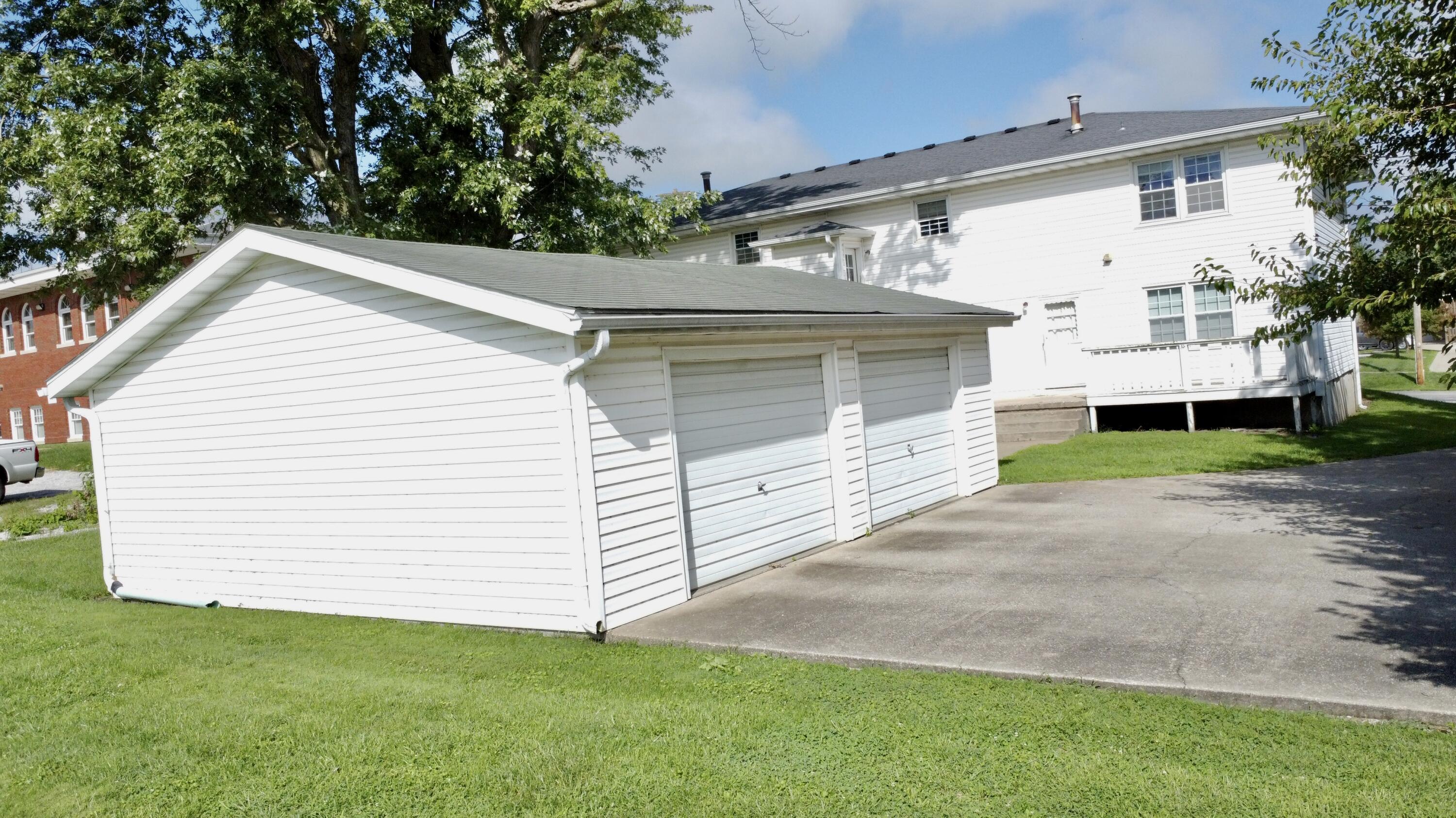 106 E Library St Property Photo 11