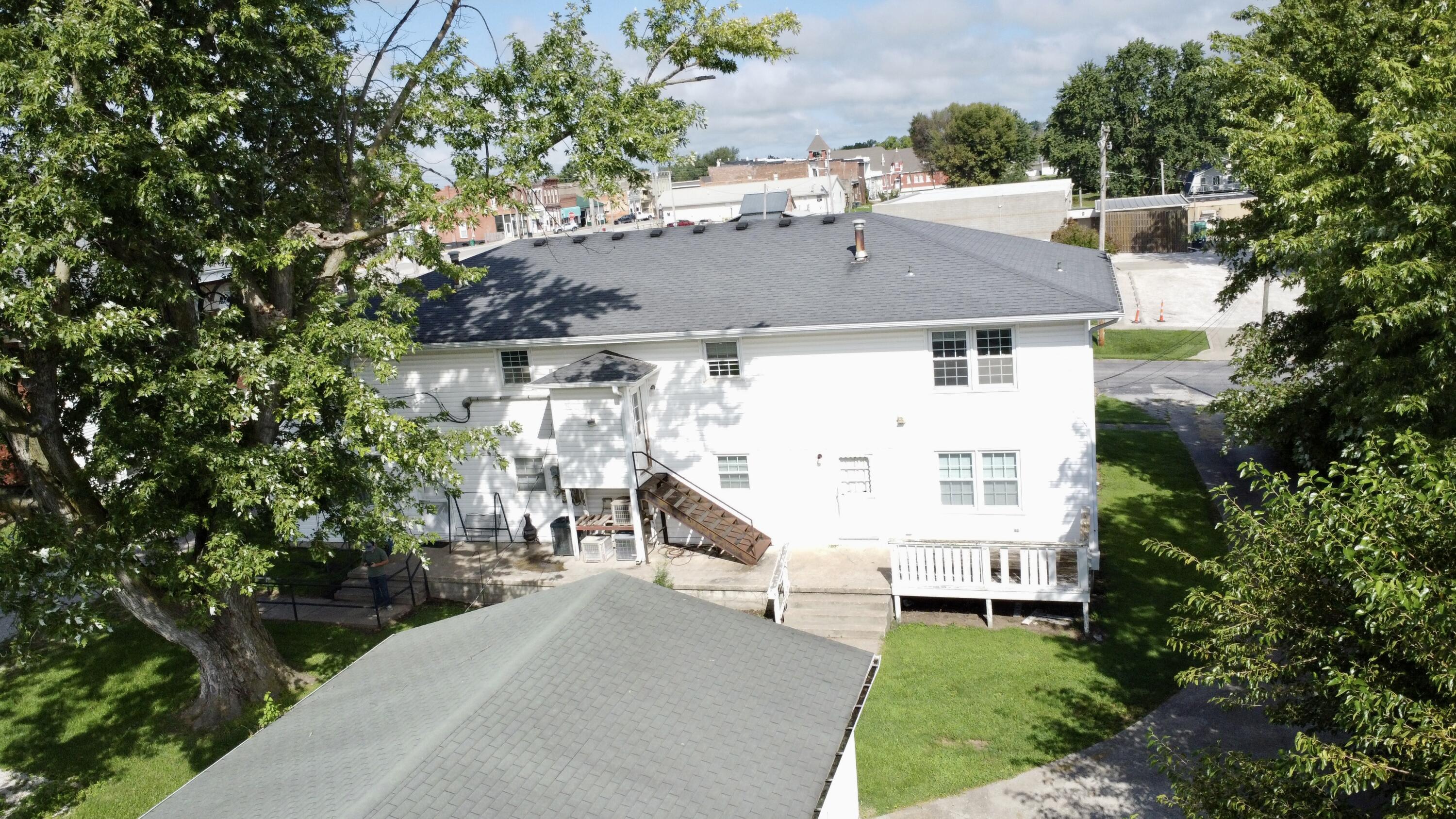 106 E Library St Property Photo 12