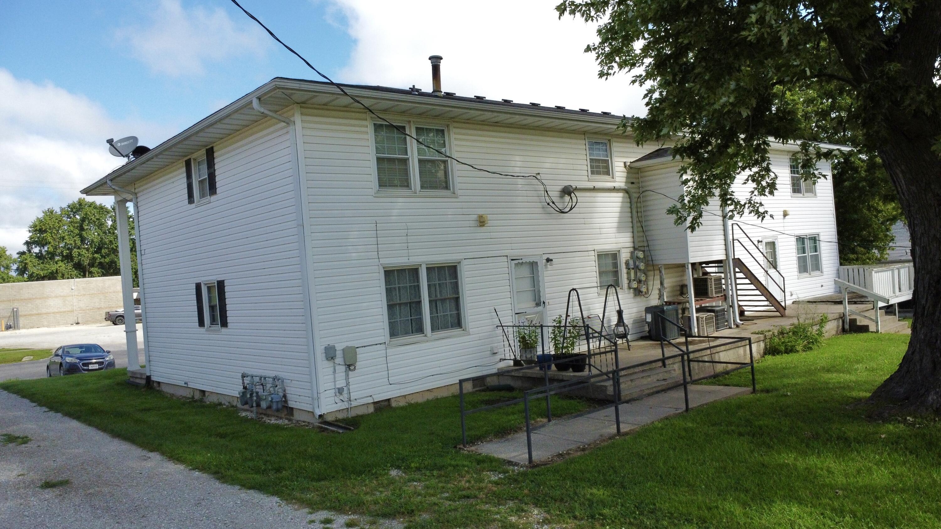106 E Library St Property Photo 14