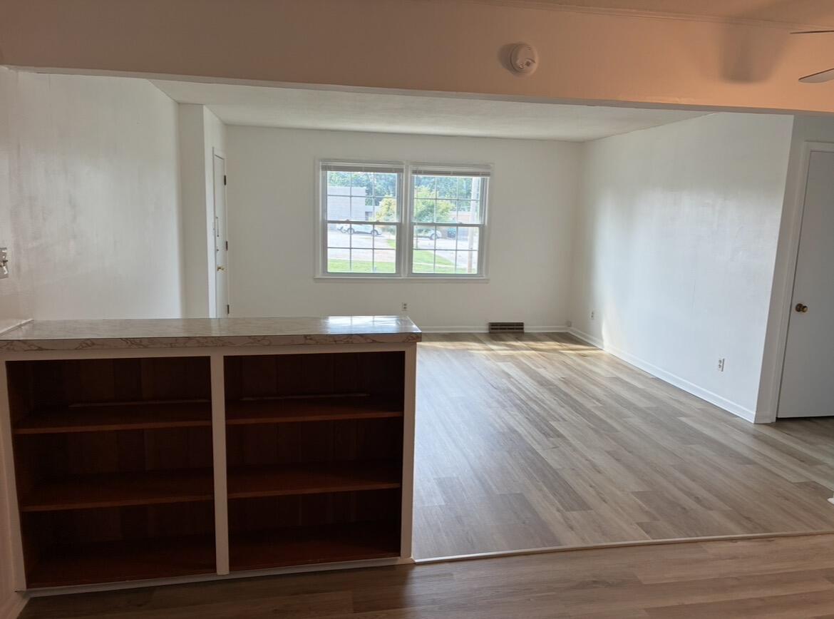 106 E Library St Property Photo 18
