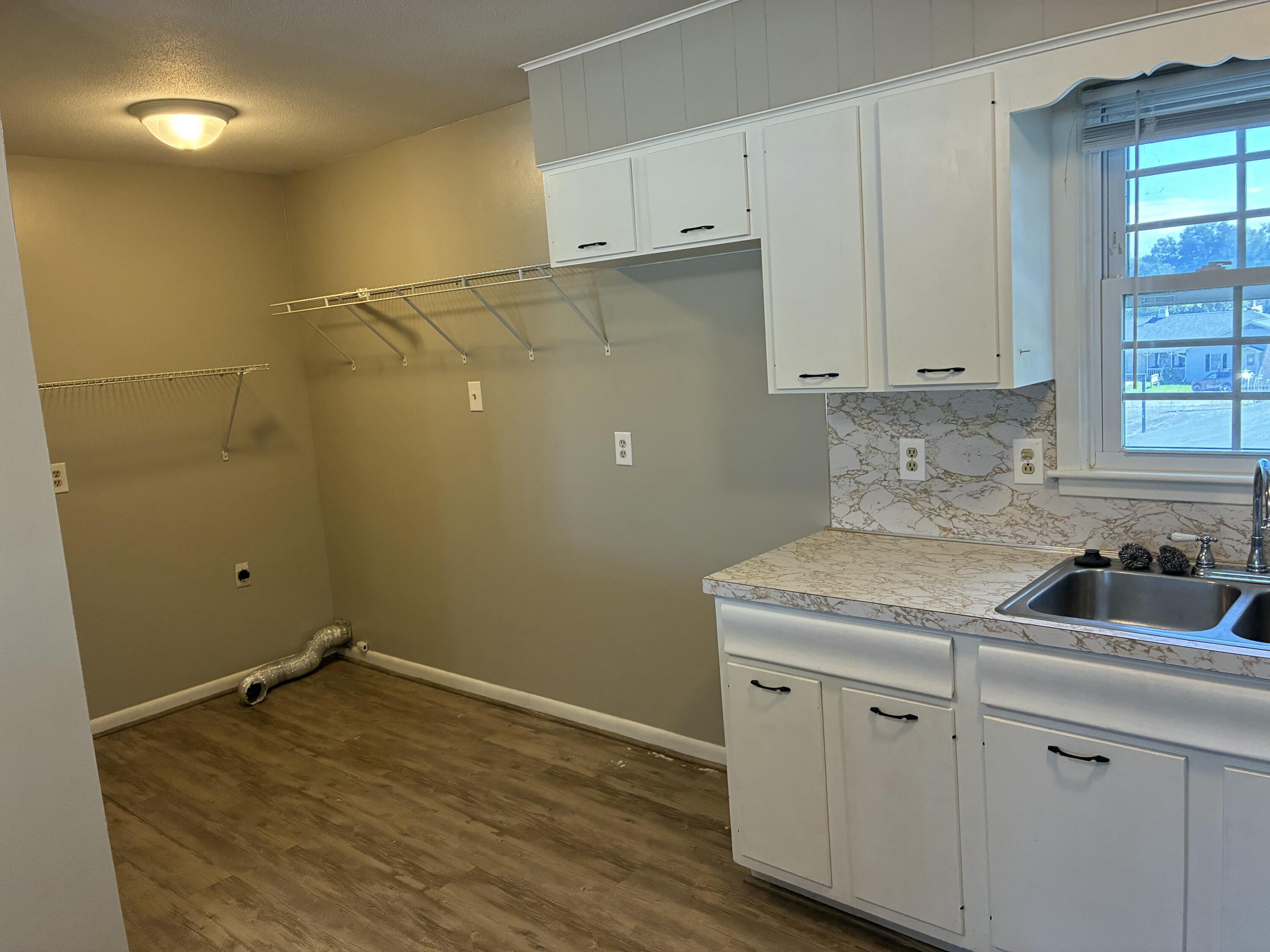 106 E Library St Property Photo 29