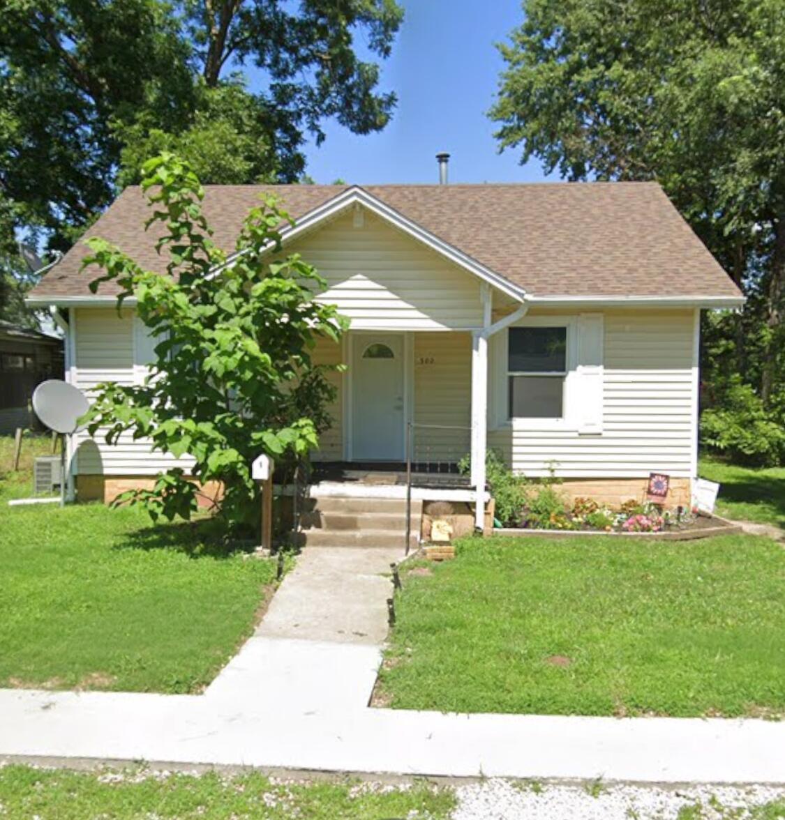 302 Watts Ave Property Photo 1