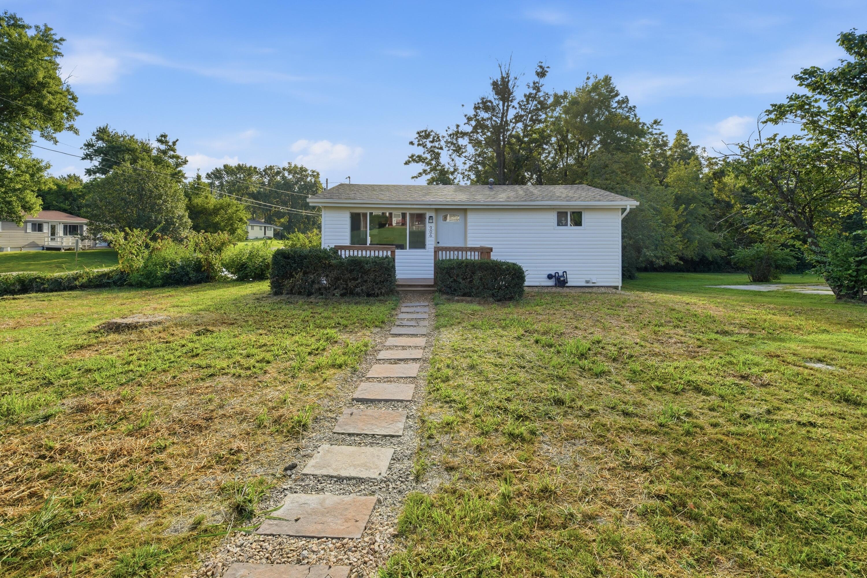 906 Castlewood Ave Property Photo 1