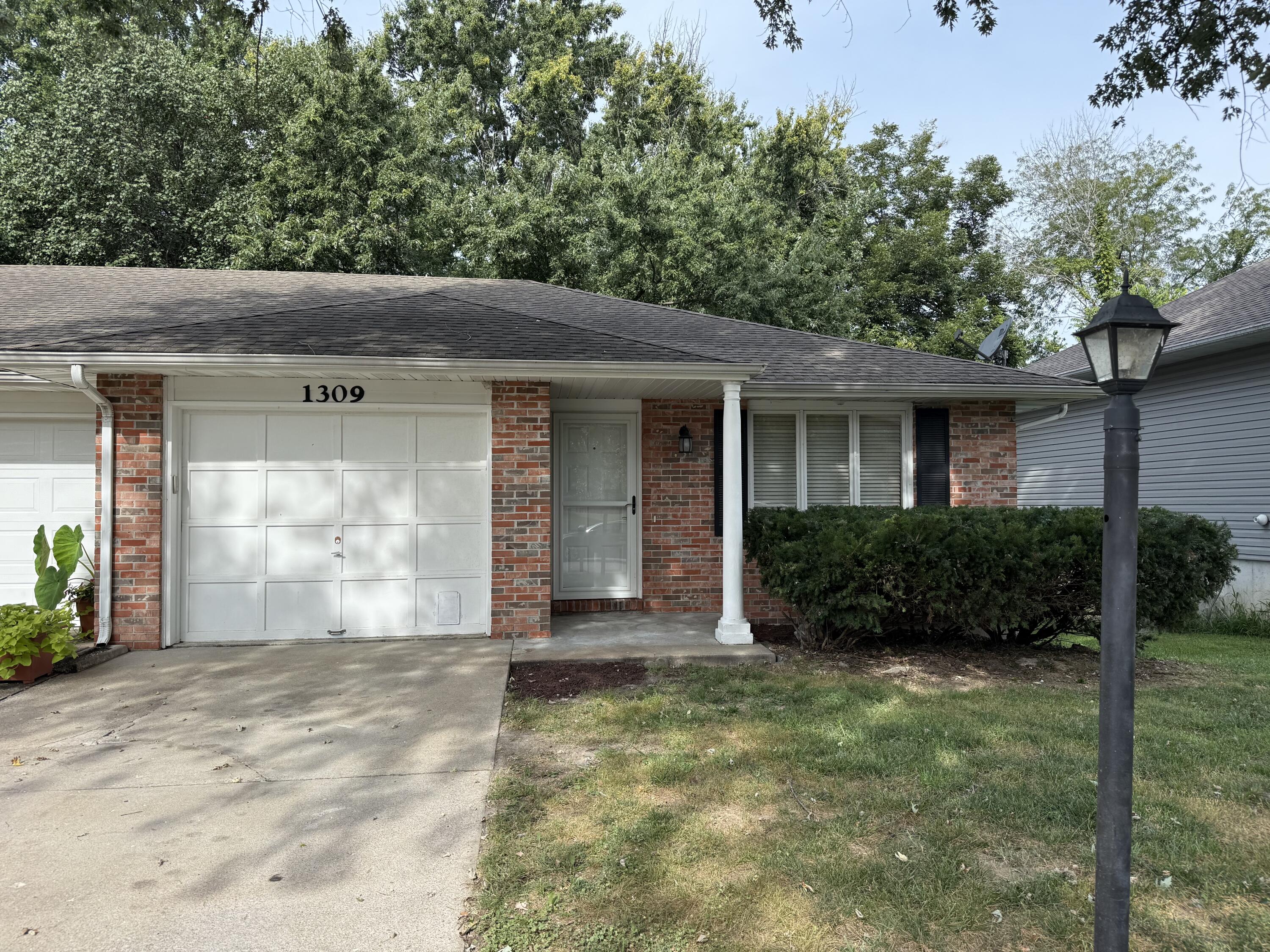1309 W LEXINGTON CIR