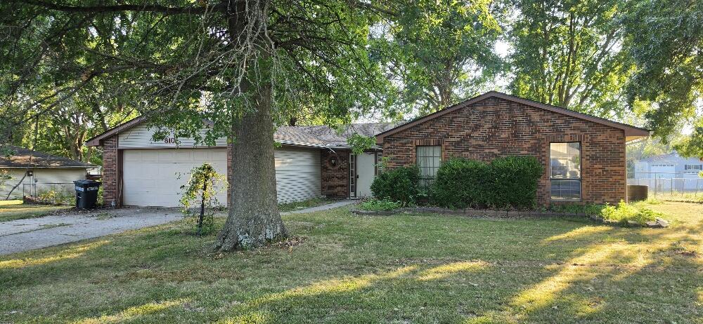 8101 N Chesley Dr Property Photo 1