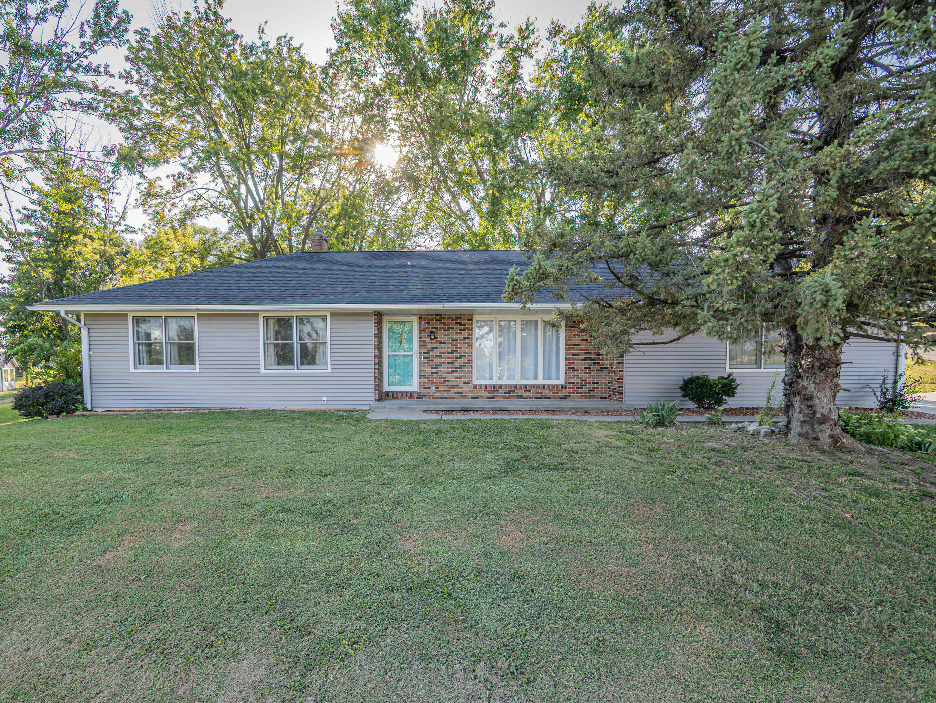 101 LAKEVIEW DR.
