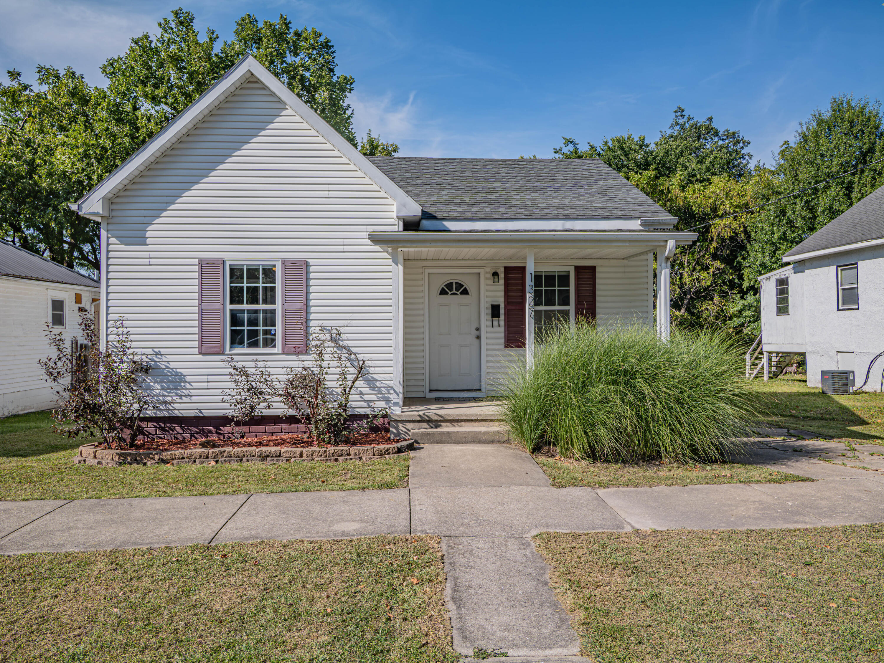 1327 Myra St Property Photo 1