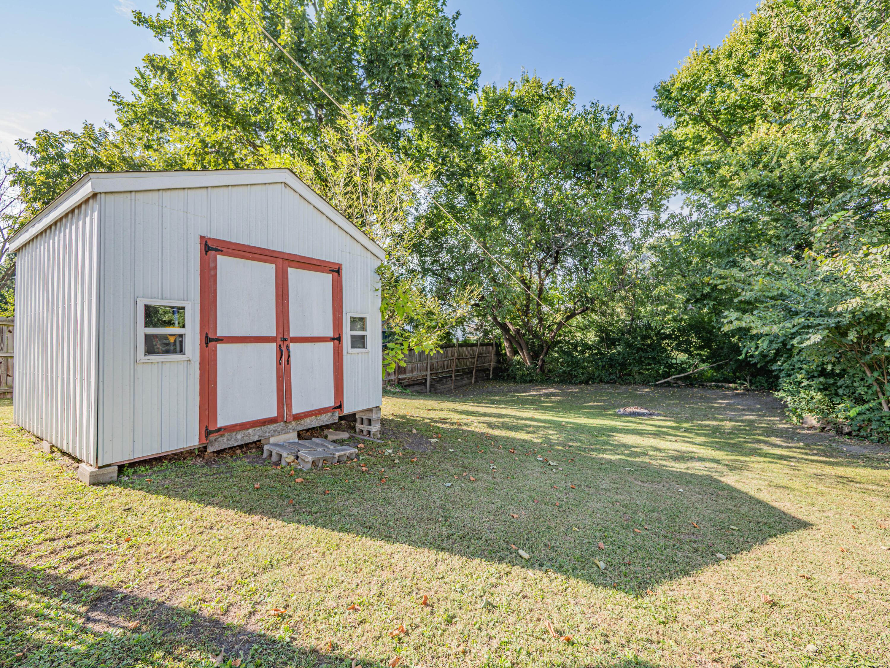 1327 Myra St Property Photo 3