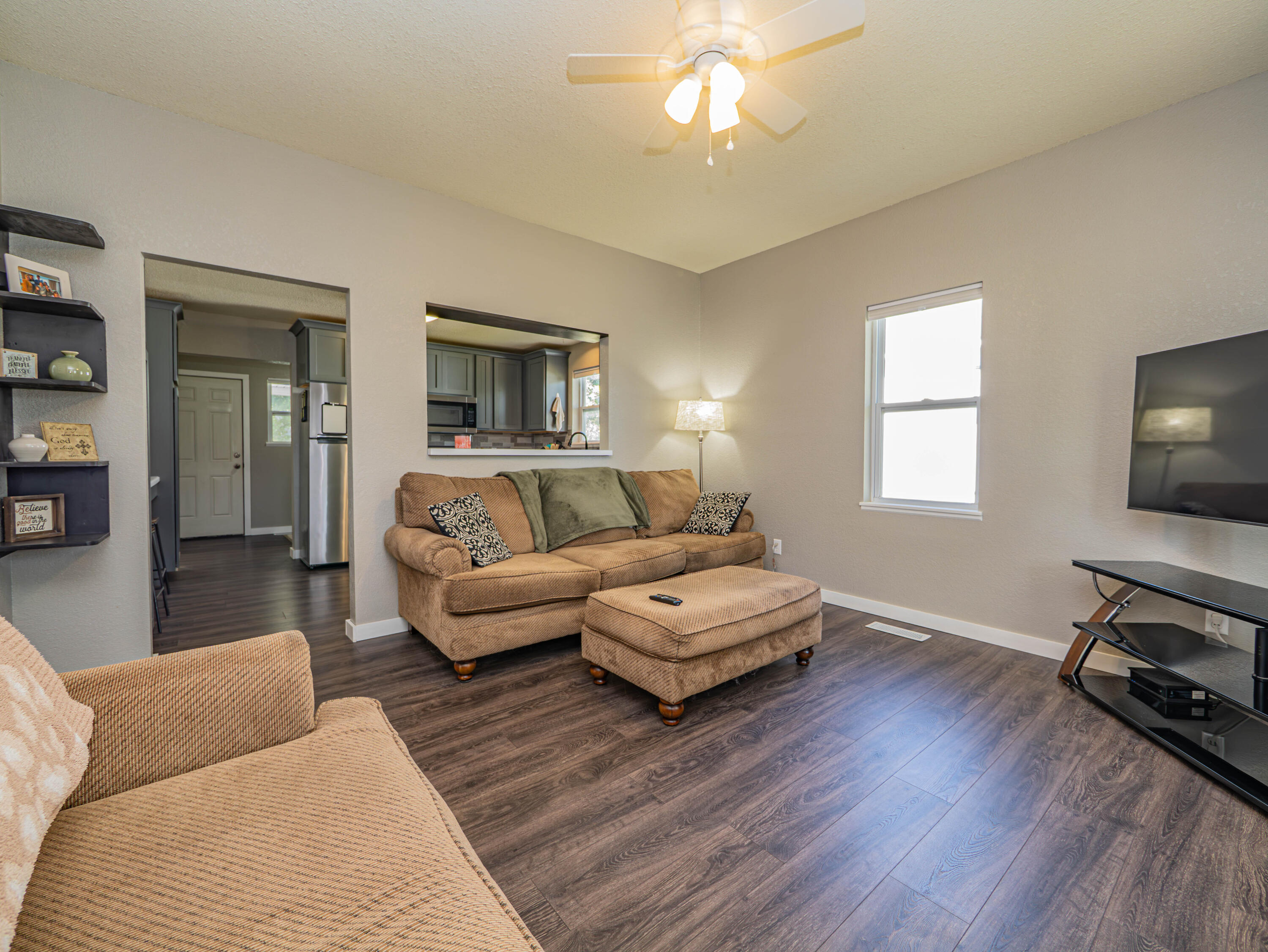 1327 Myra St Property Photo 5
