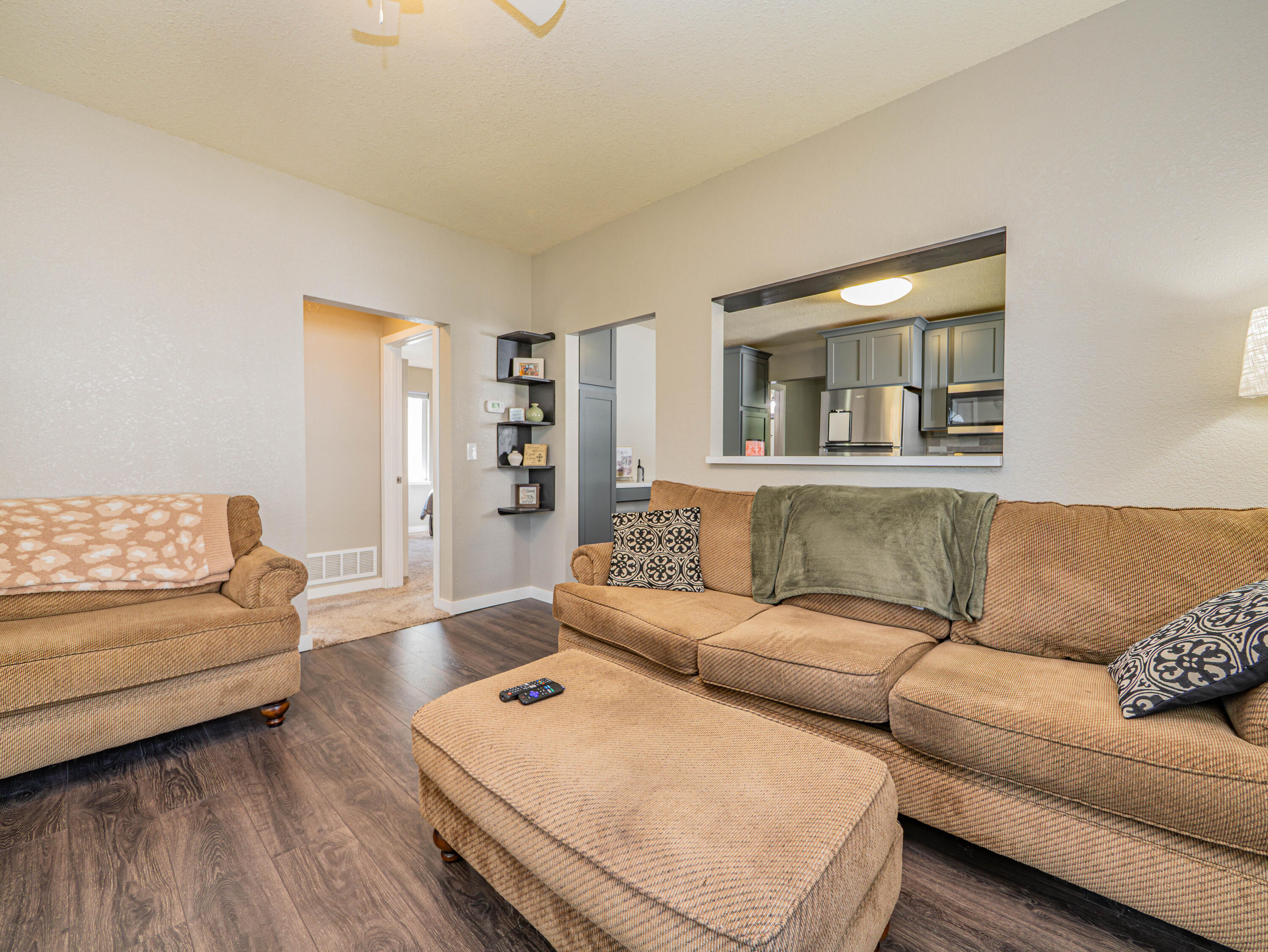 1327 Myra St Property Photo 6