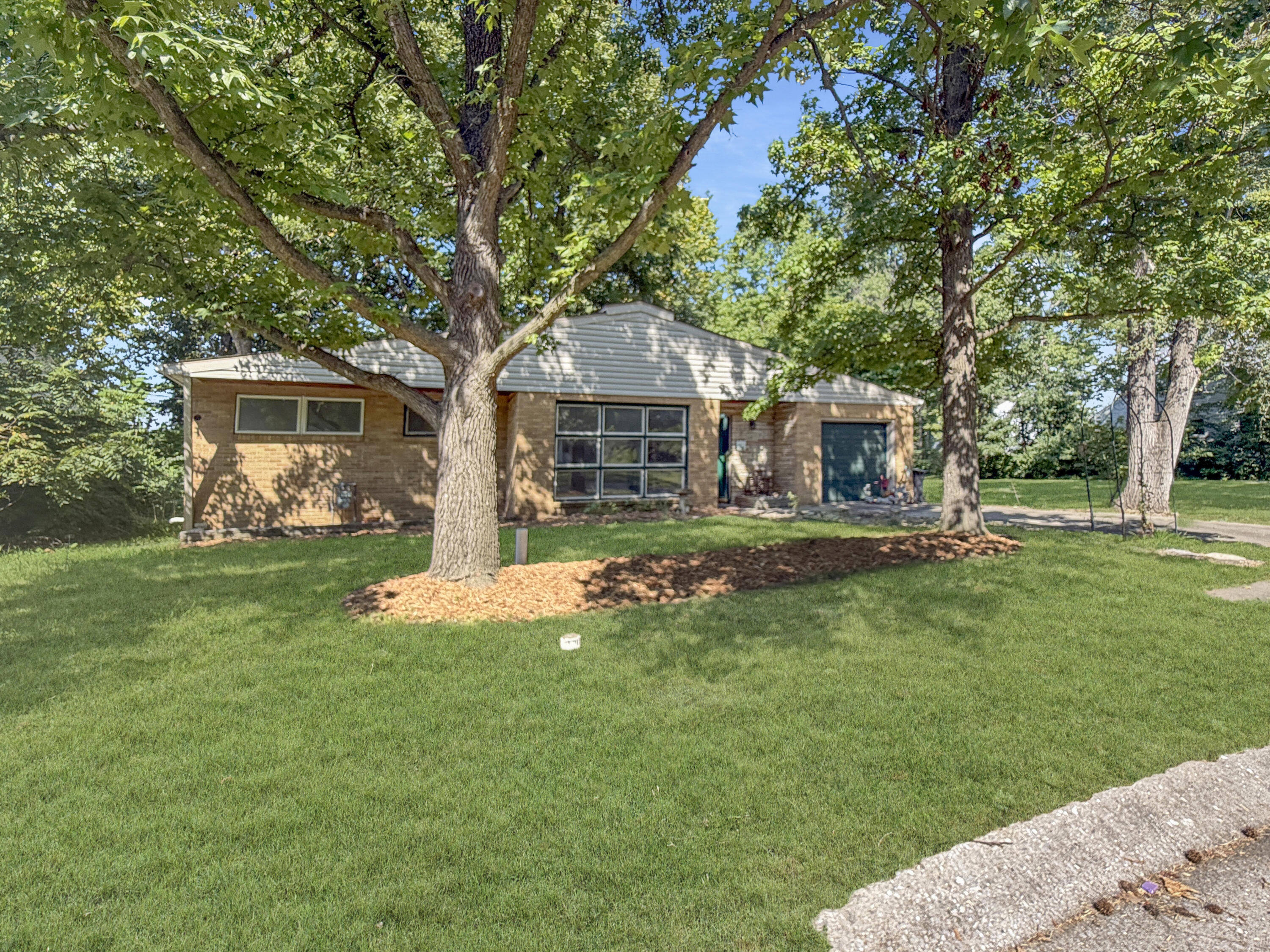 17 Clinton Dr Property Photo 1