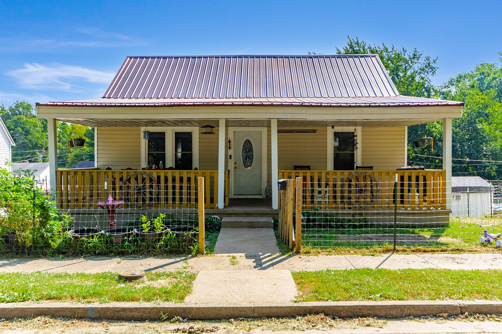 304 S Hodges St Property Photo 1