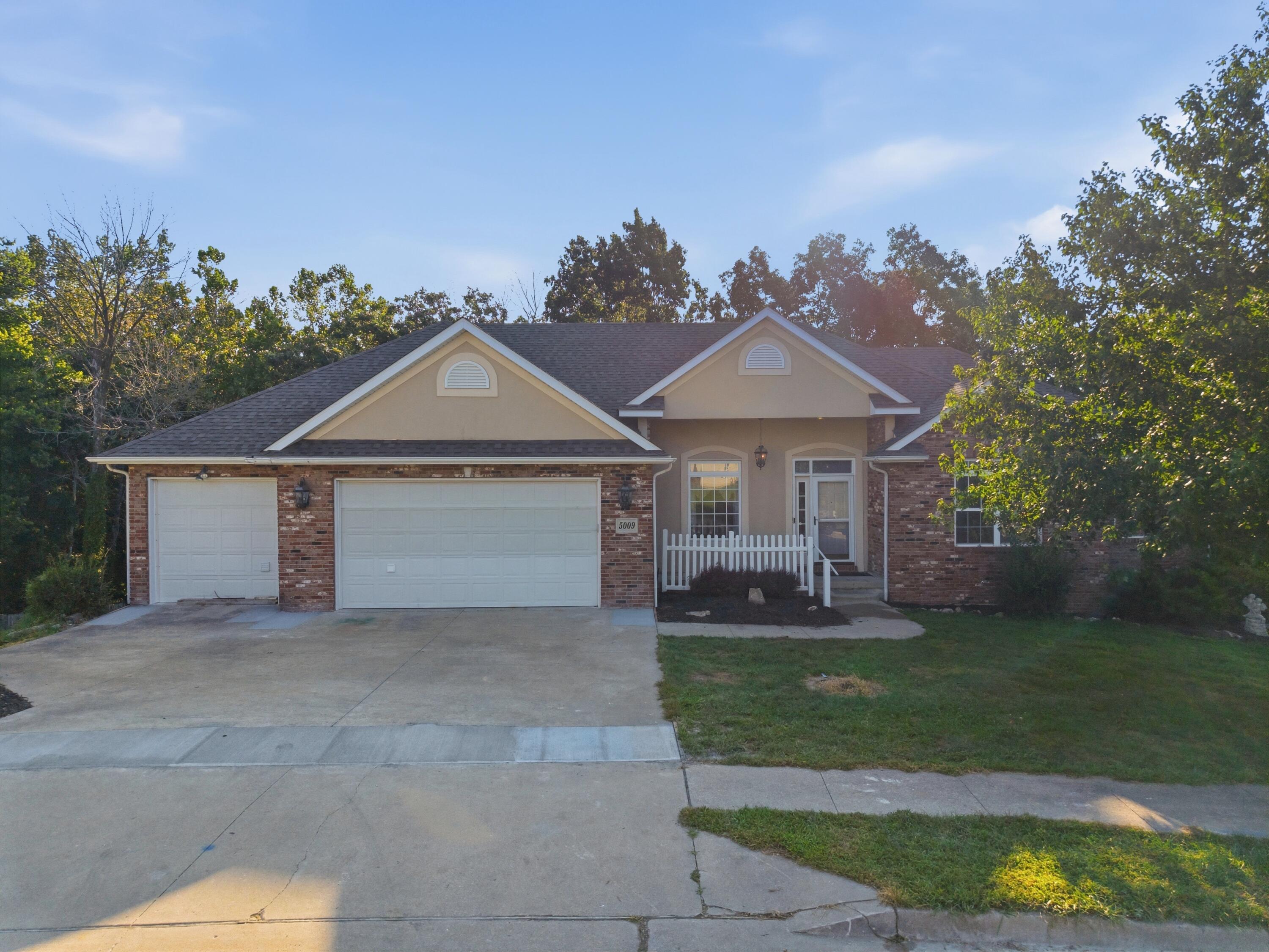5009 LILLIAN DR