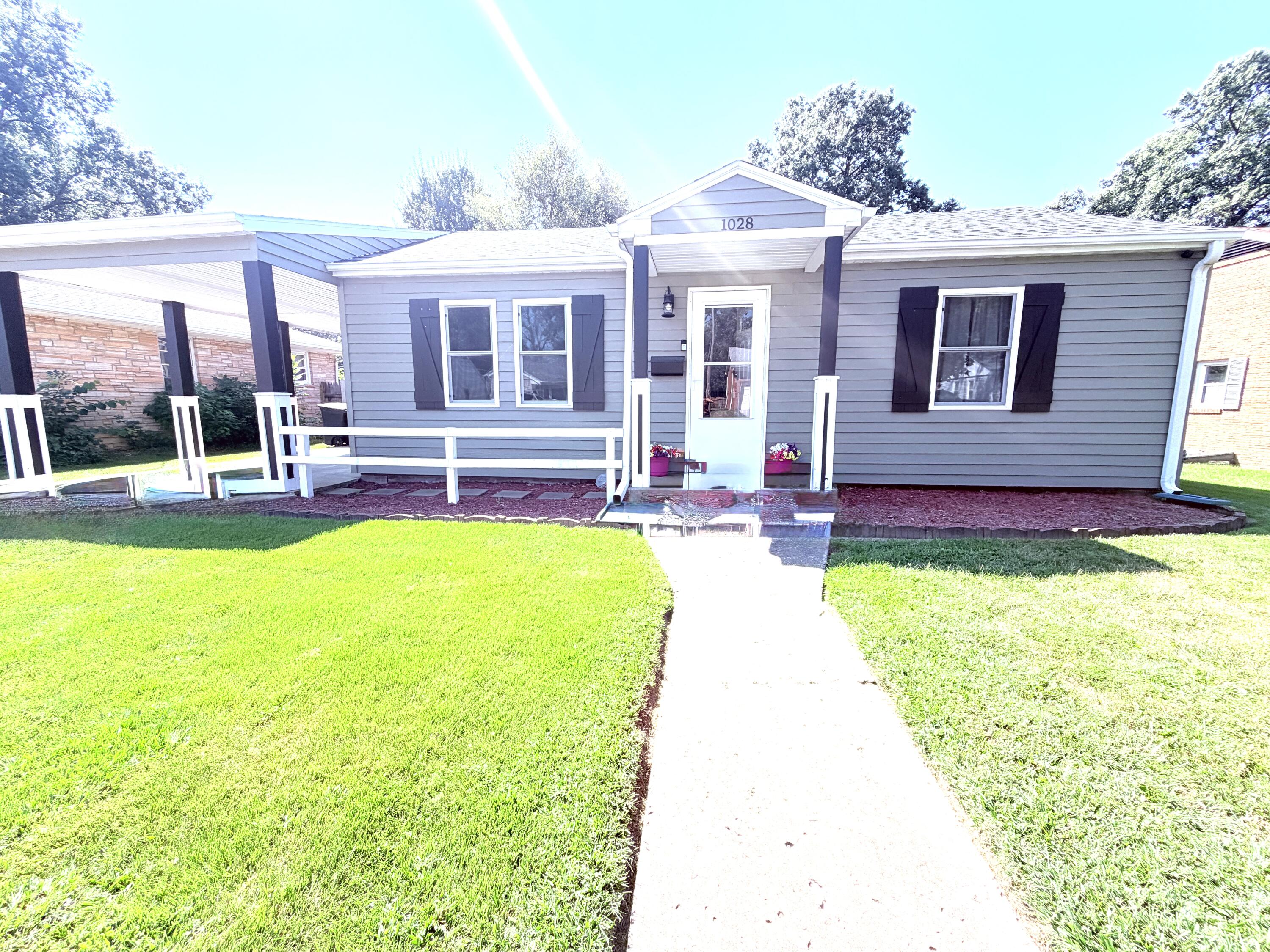 1028 Michigan St Property Photo 1
