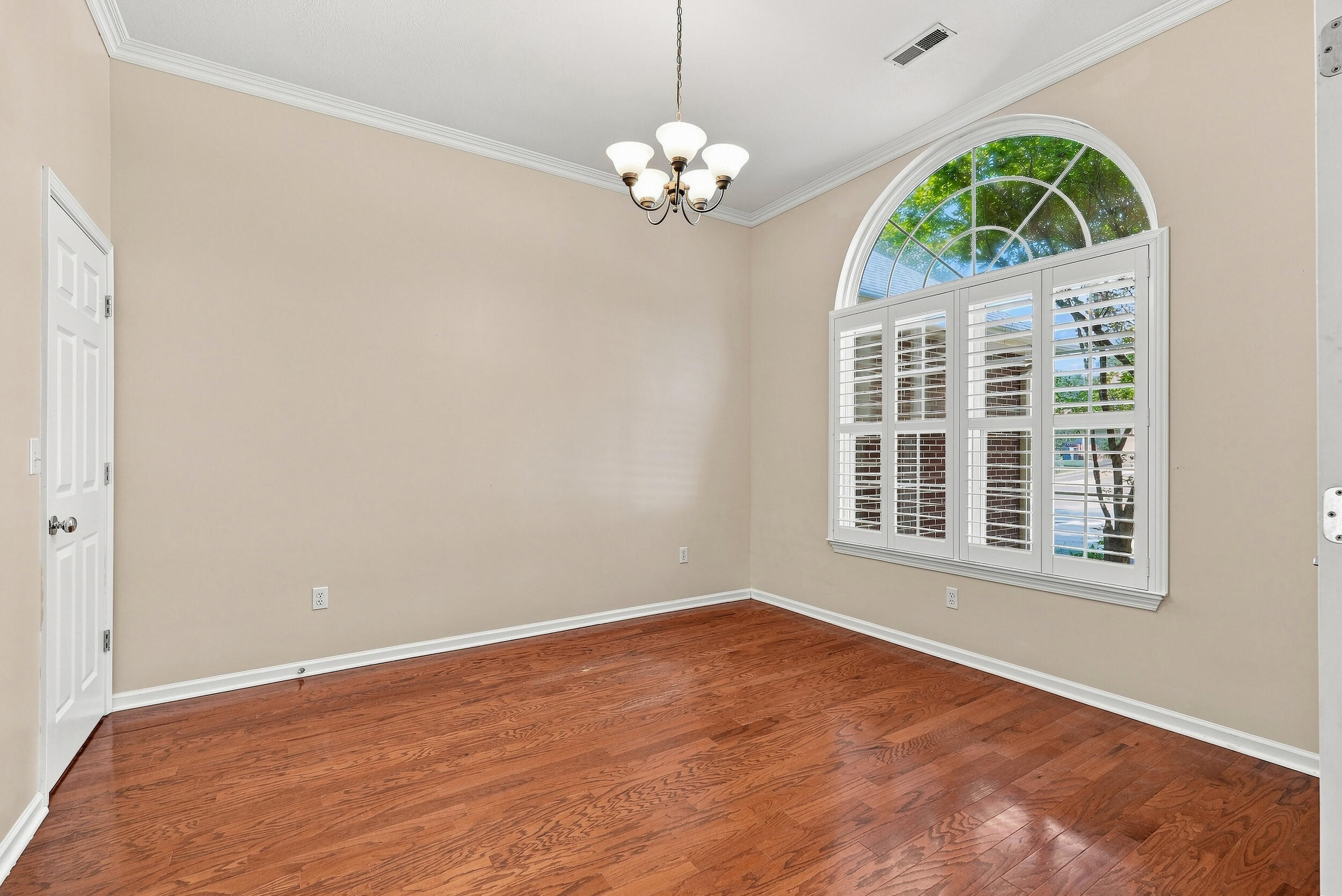 2500 Longview Dr Property Photo 6